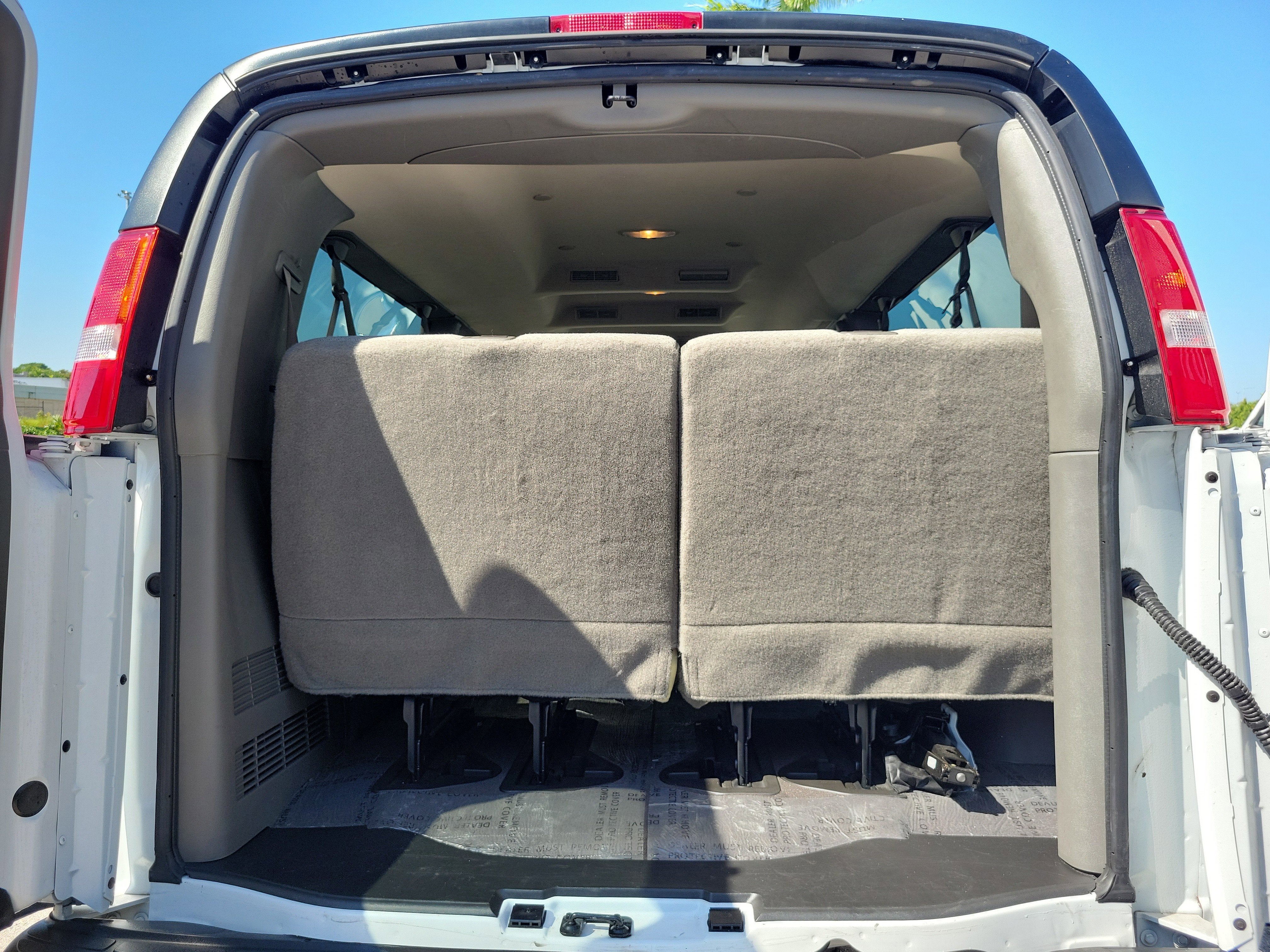 2025 Chevrolet Express Passenger 1LT