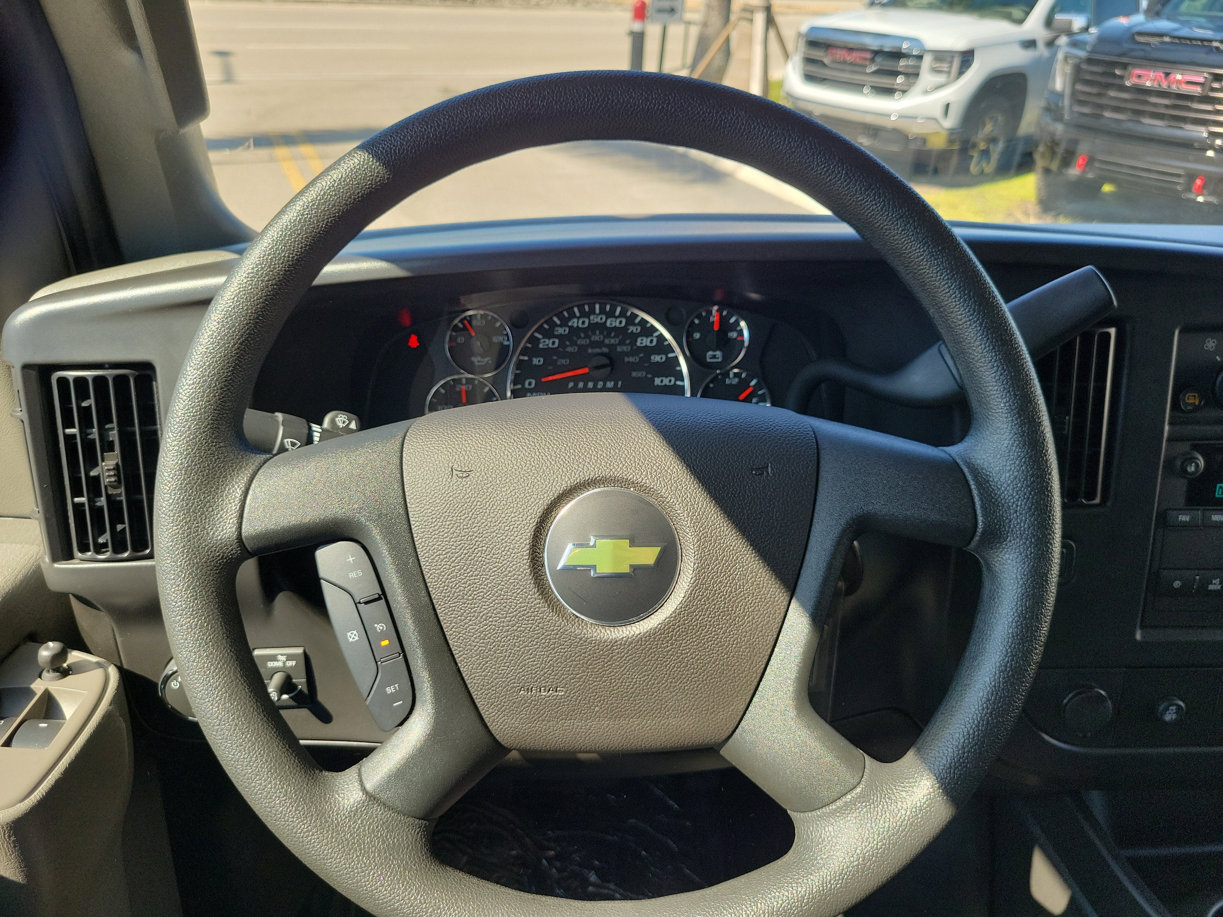 2025 Chevrolet Express Passenger 1LT