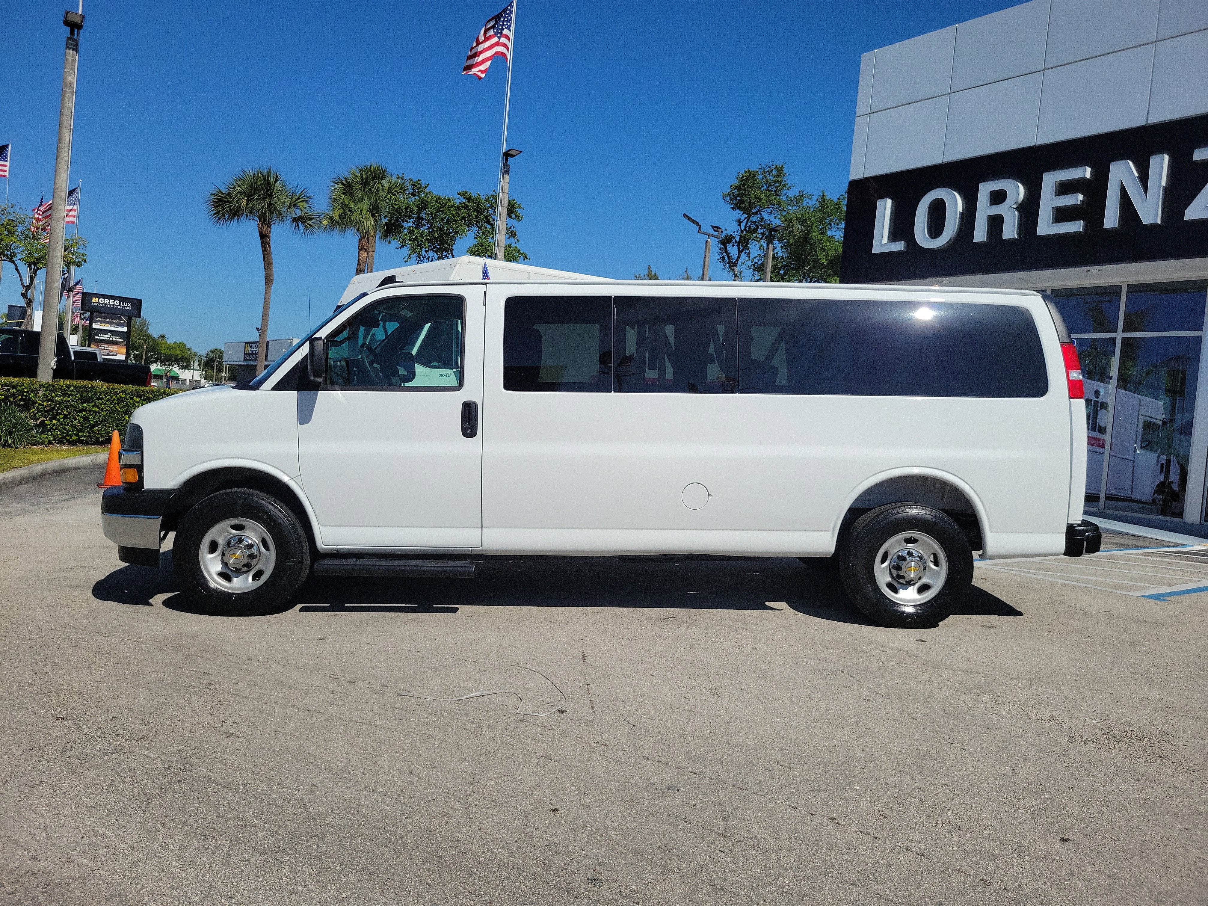 2025 Chevrolet Express Passenger 1LT