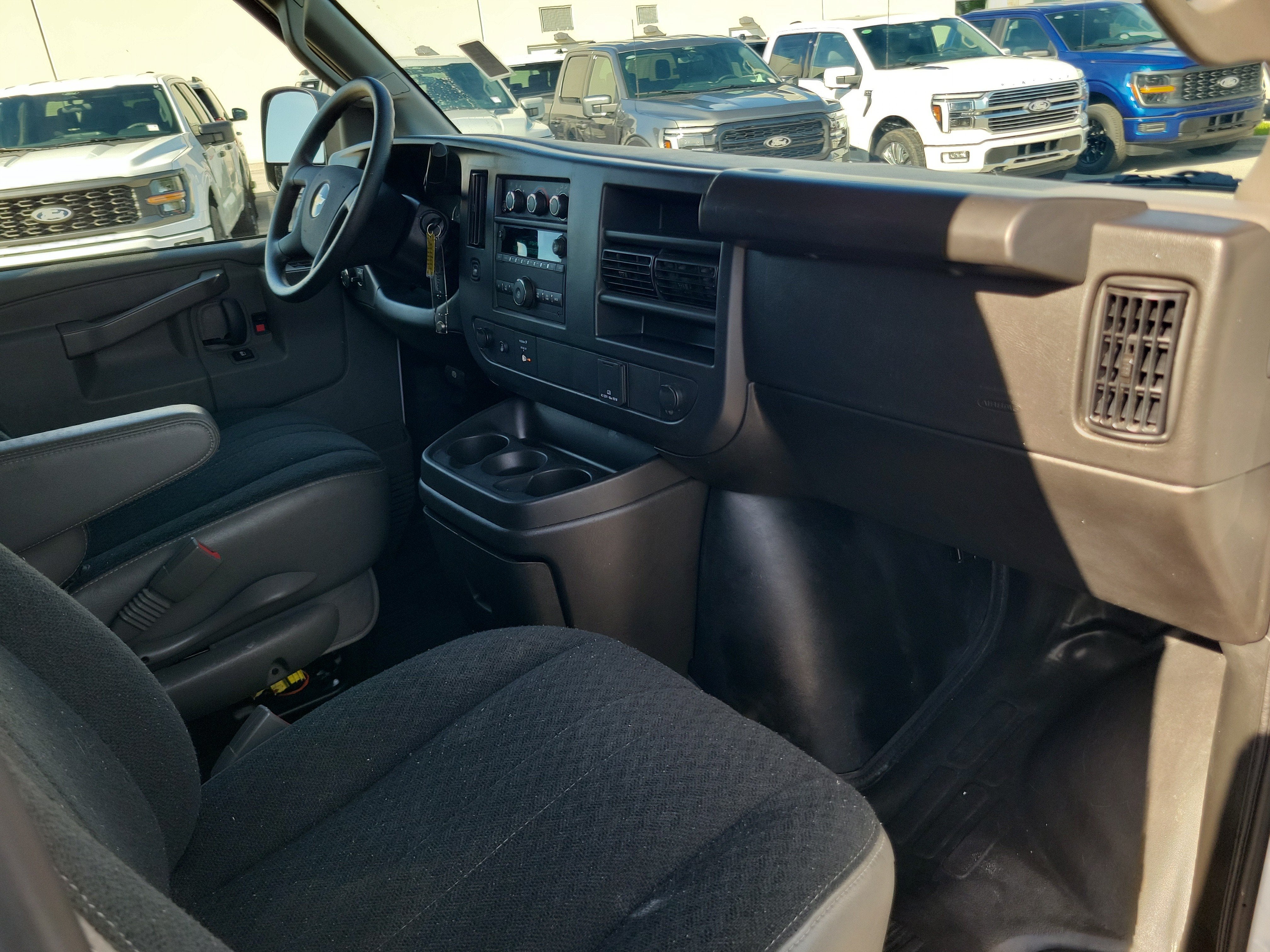 2025 Chevrolet Express Cargo WT