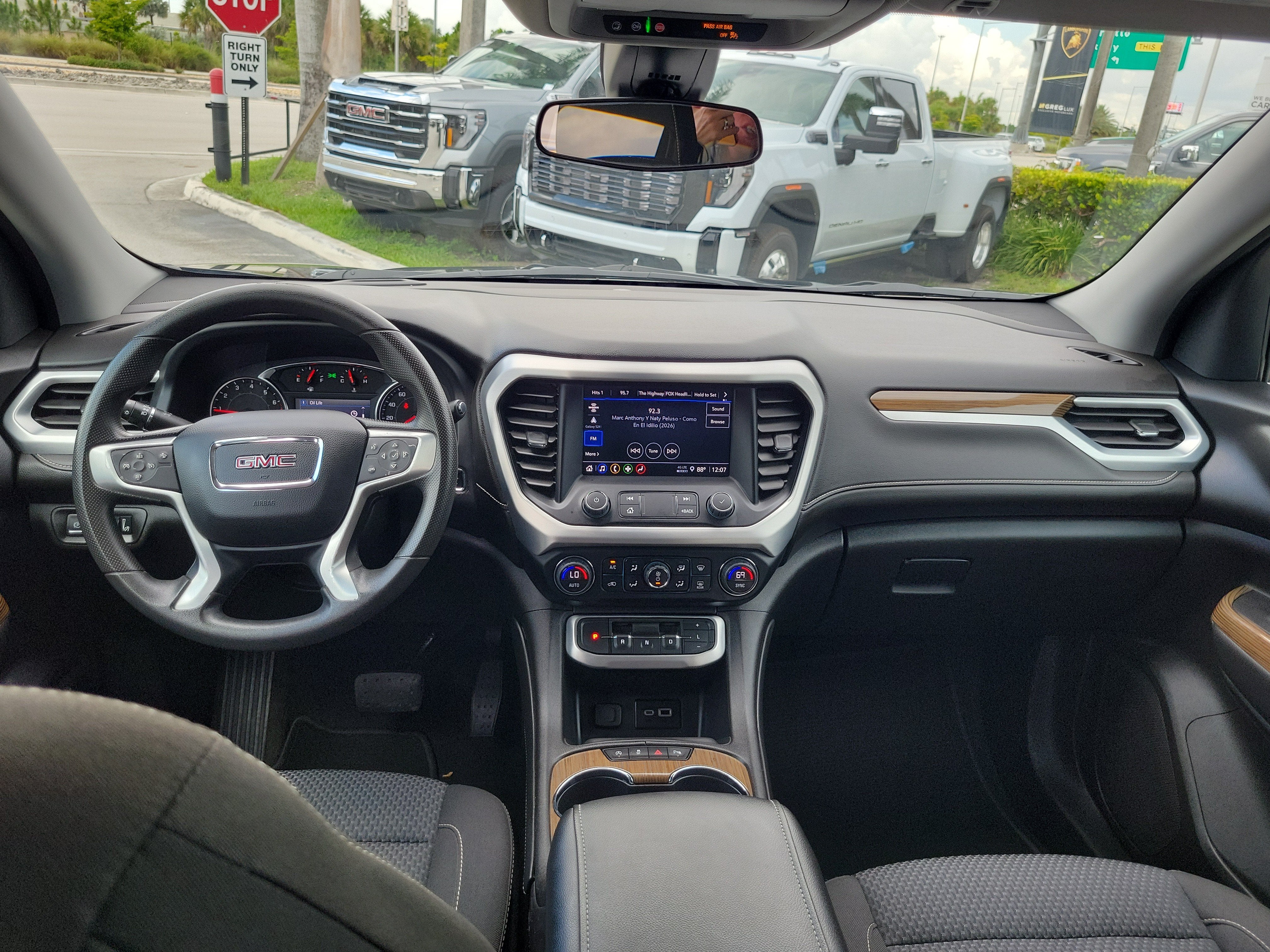 2023 GMC Acadia SLE