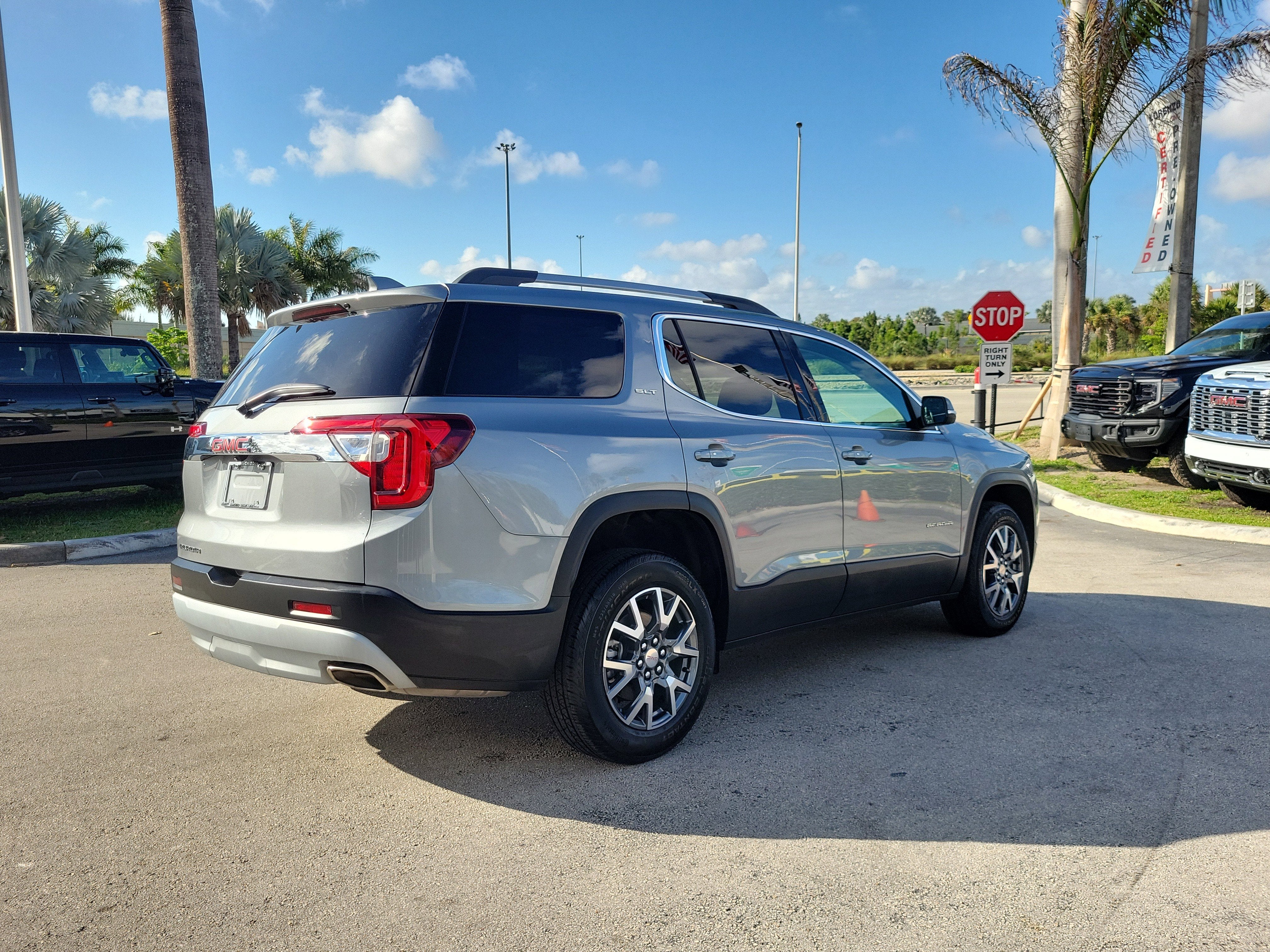 2023 GMC Acadia SLT