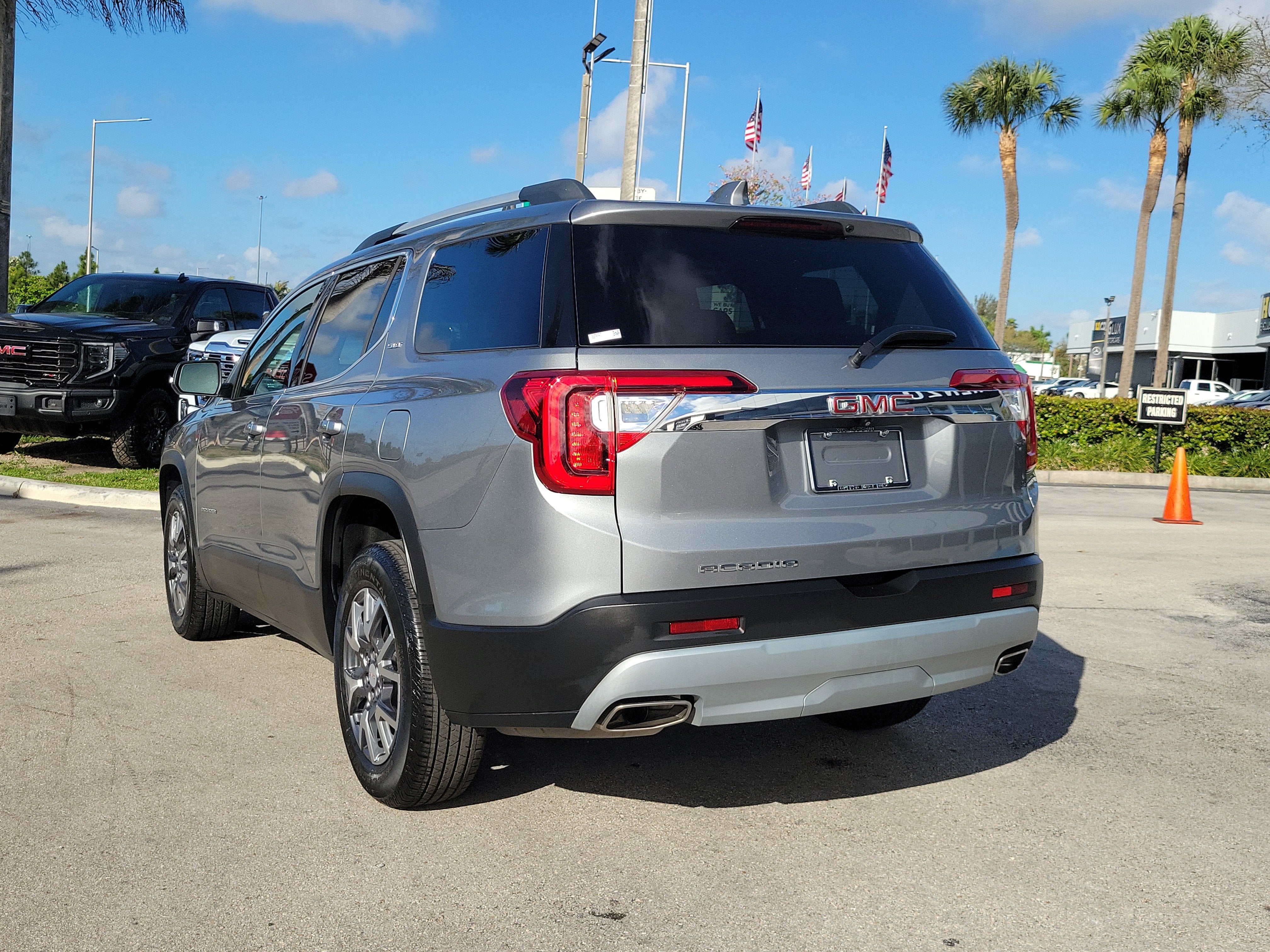 2023 GMC Acadia SLT