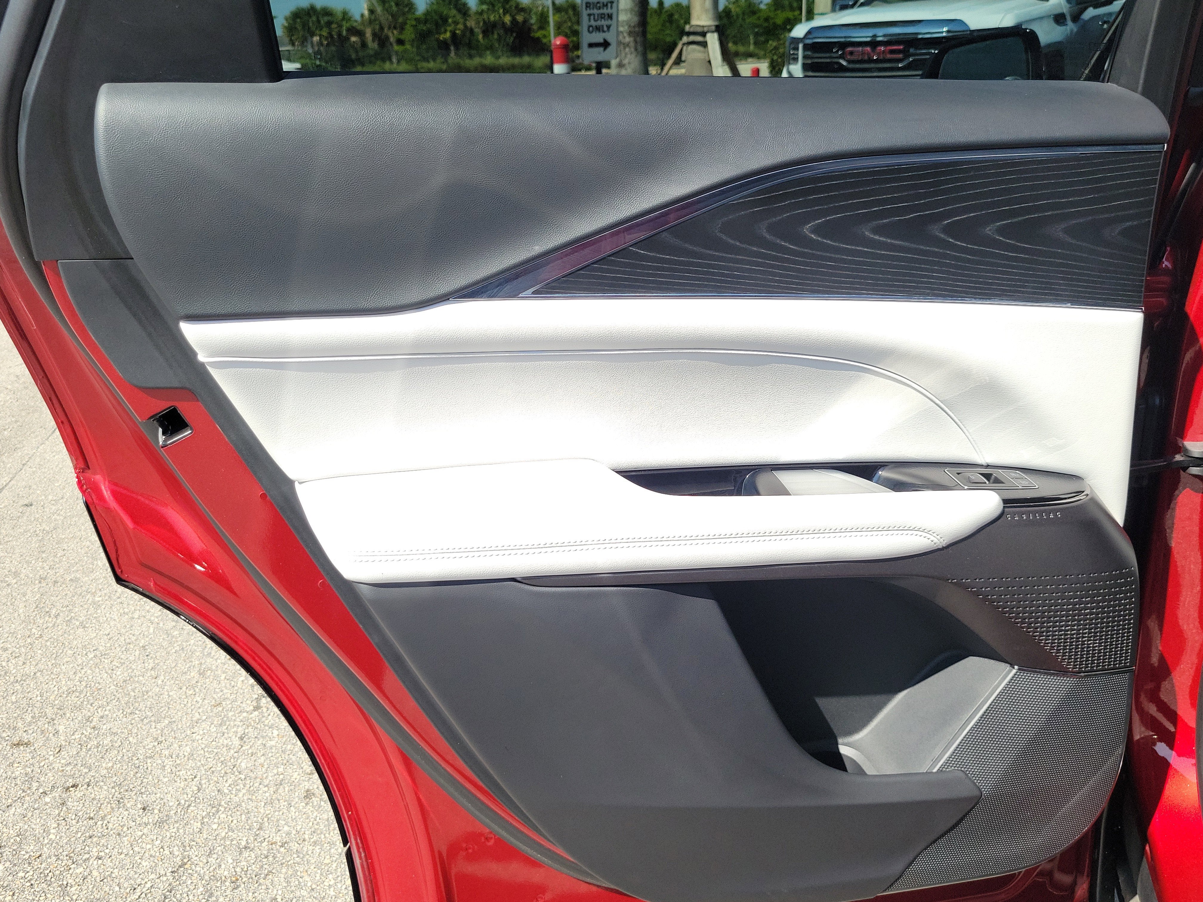 2024 Cadillac LYRIQ Luxury 1