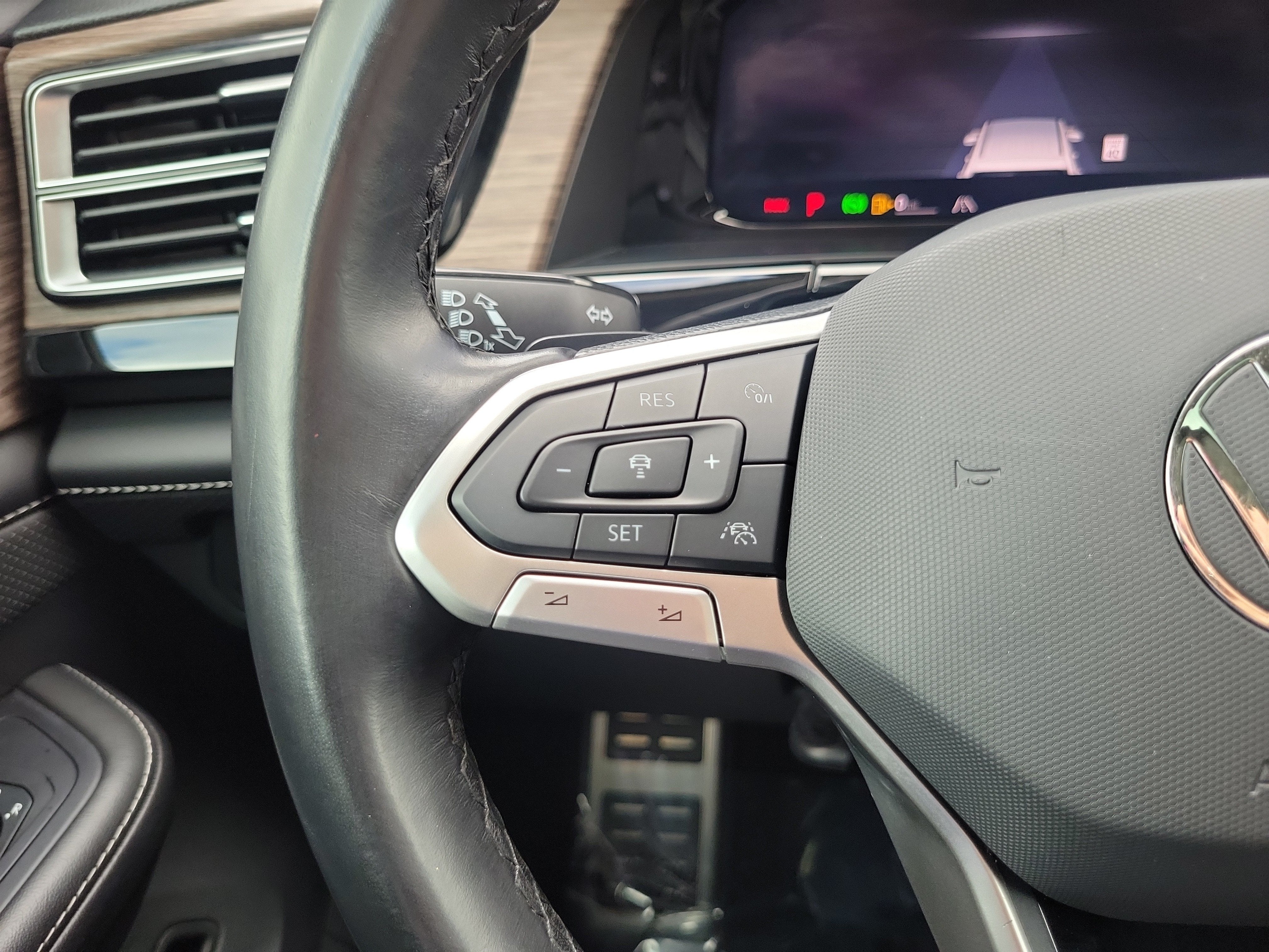 2025 Volkswagen Atlas 2.0T SEL Premium R-Line