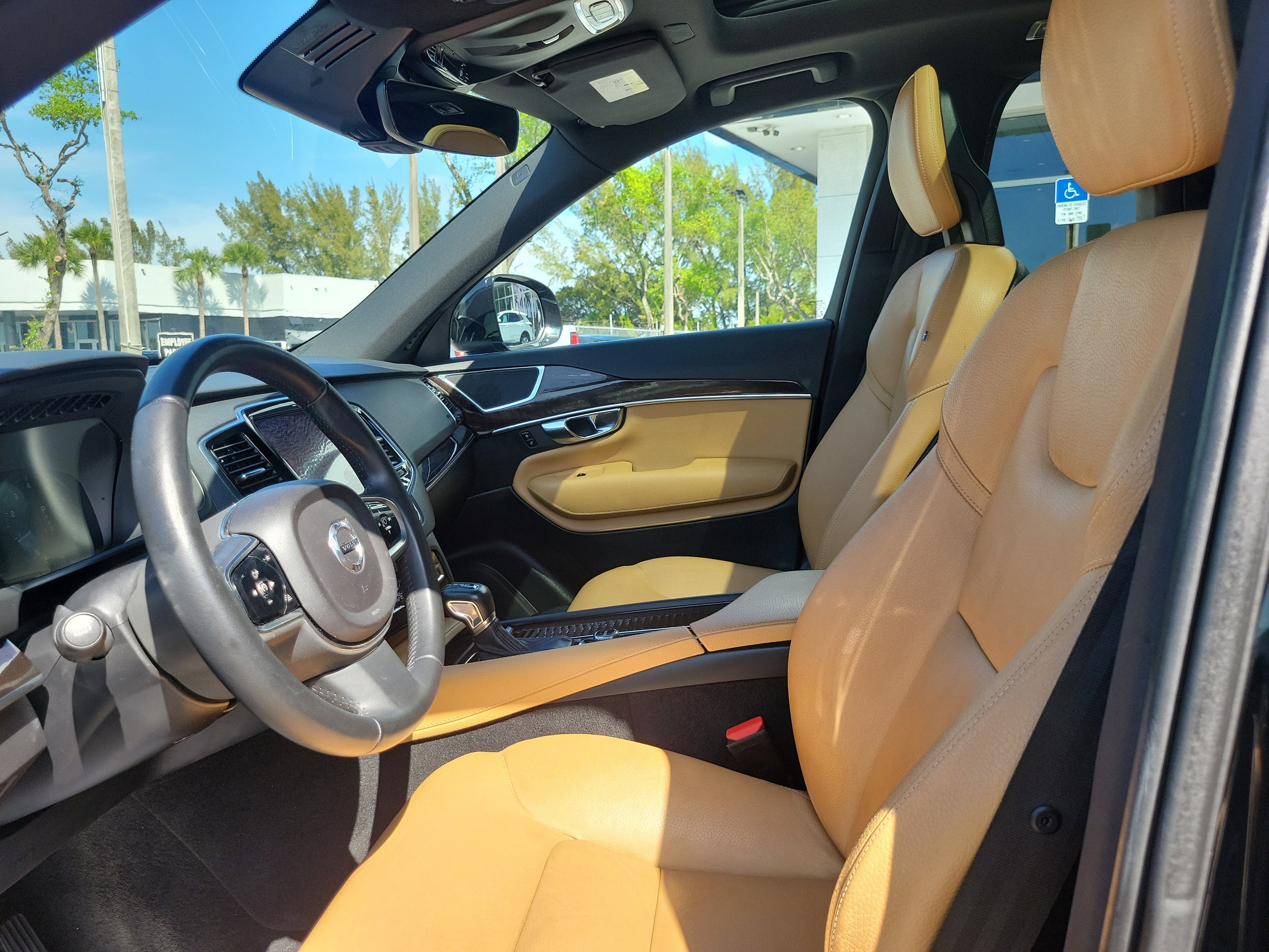 2016 Volvo XC90 T6 Momentum