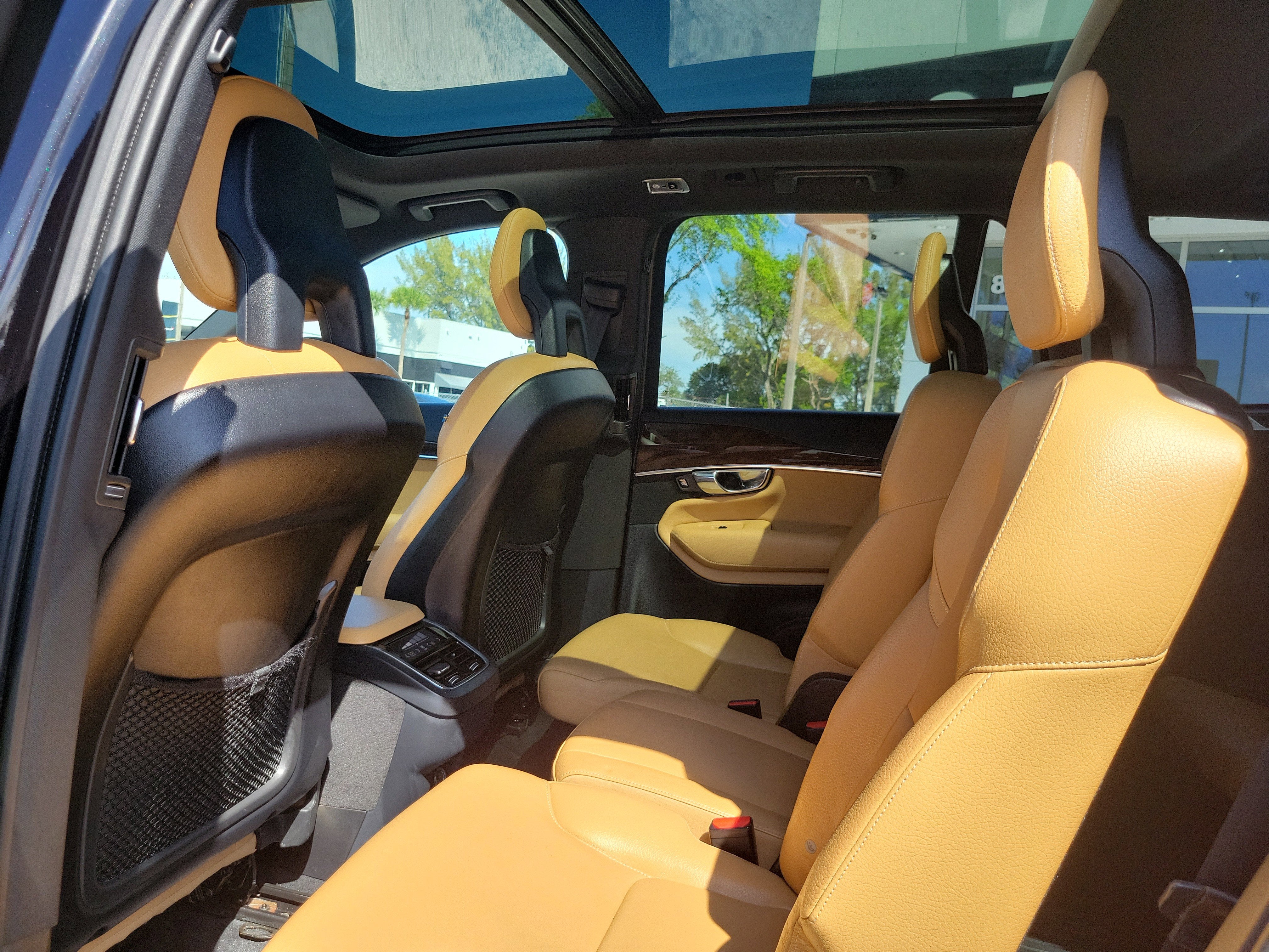 2016 Volvo XC90 T6 Momentum