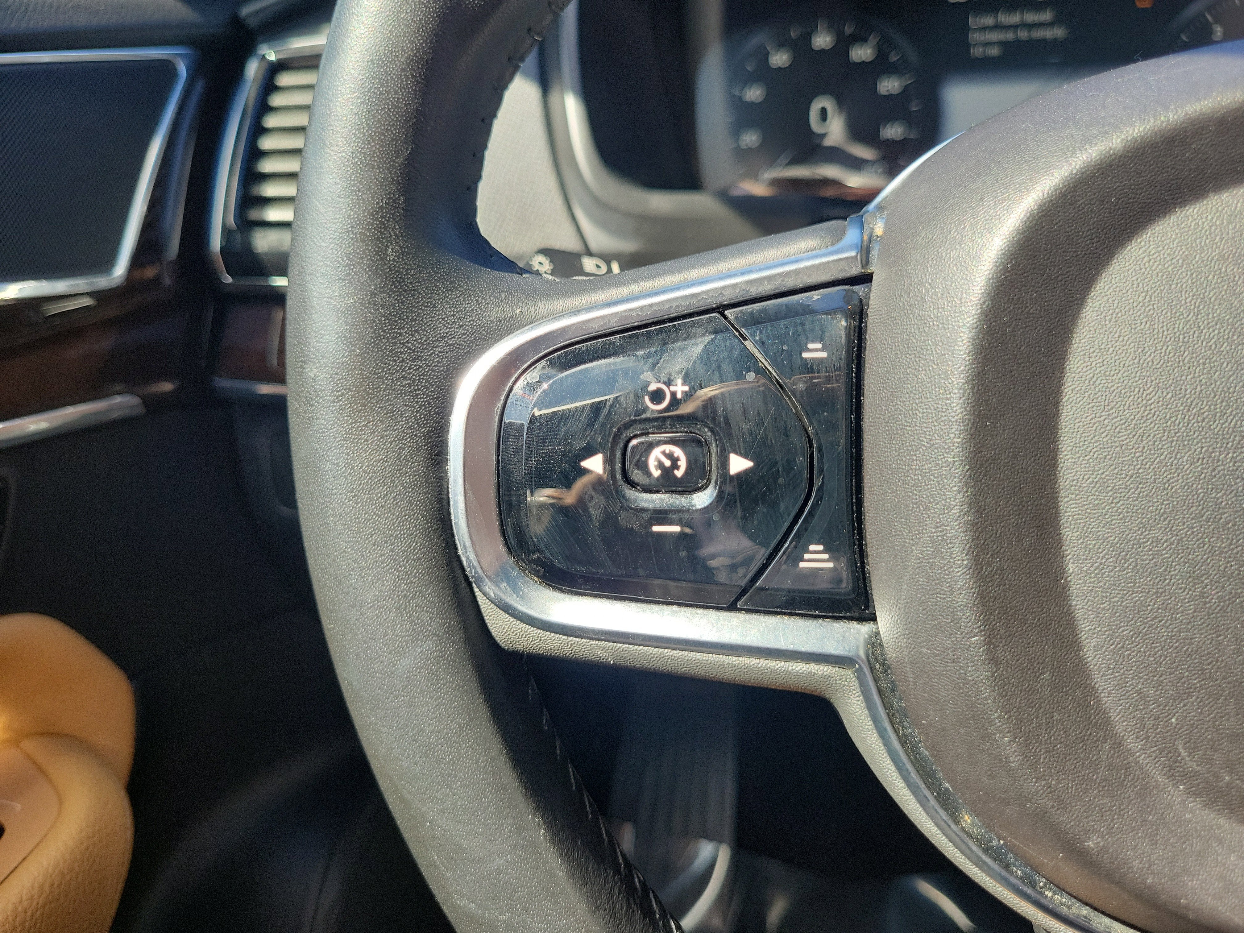 2016 Volvo XC90 T6 Momentum