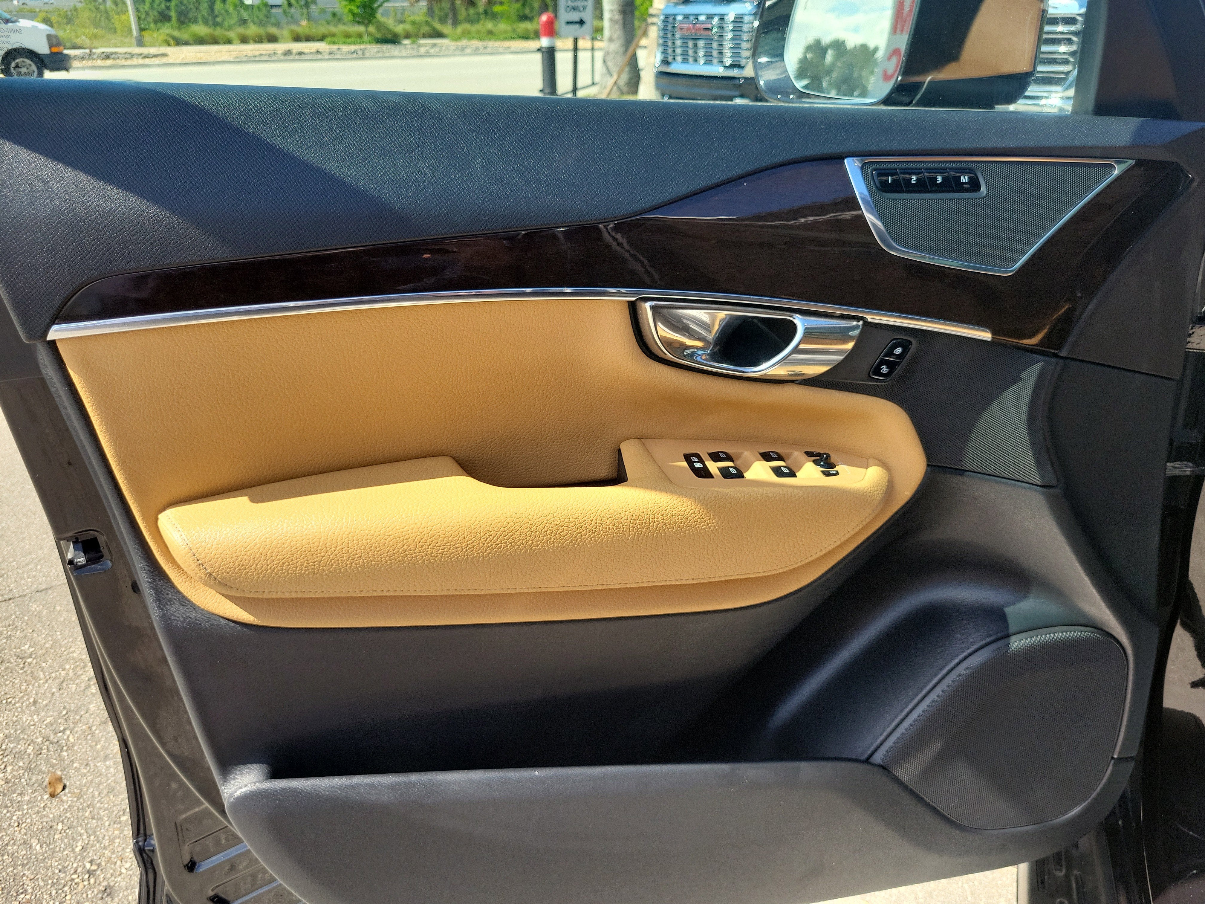 2016 Volvo XC90 T6 Momentum