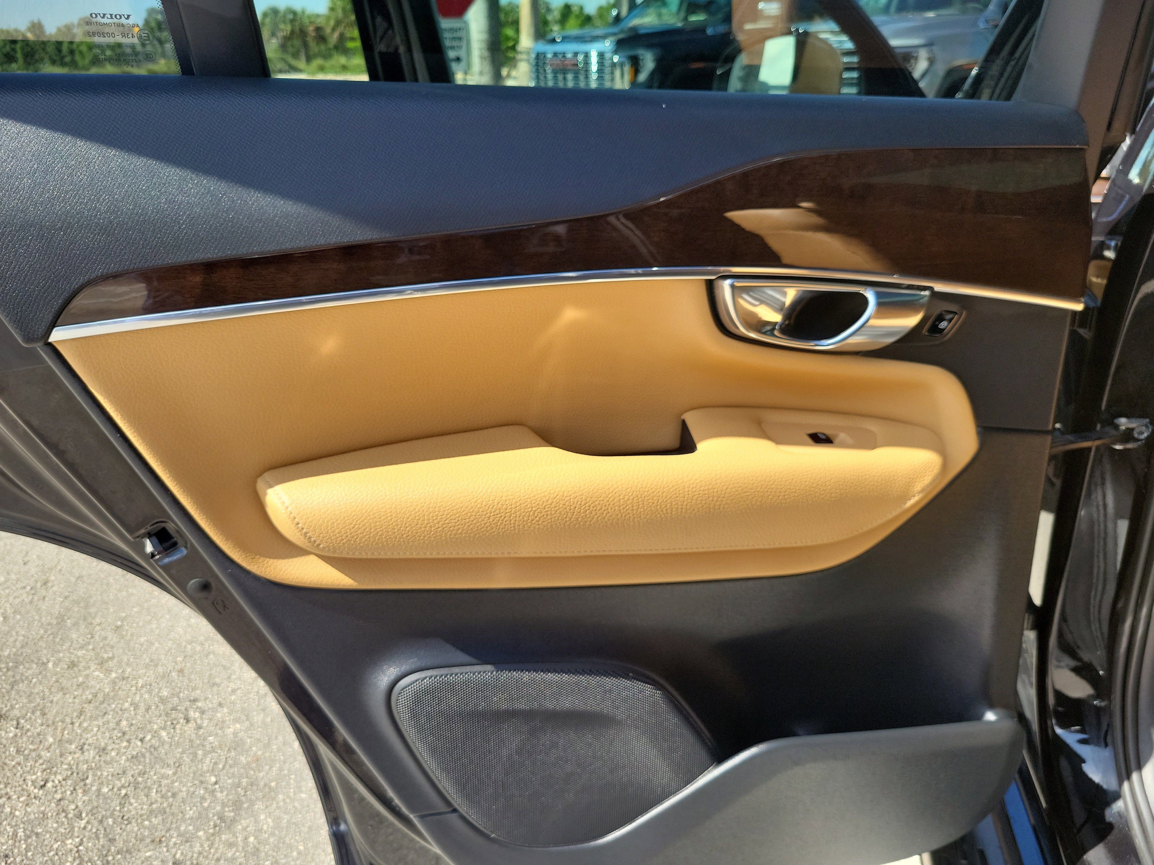 2016 Volvo XC90 T6 Momentum