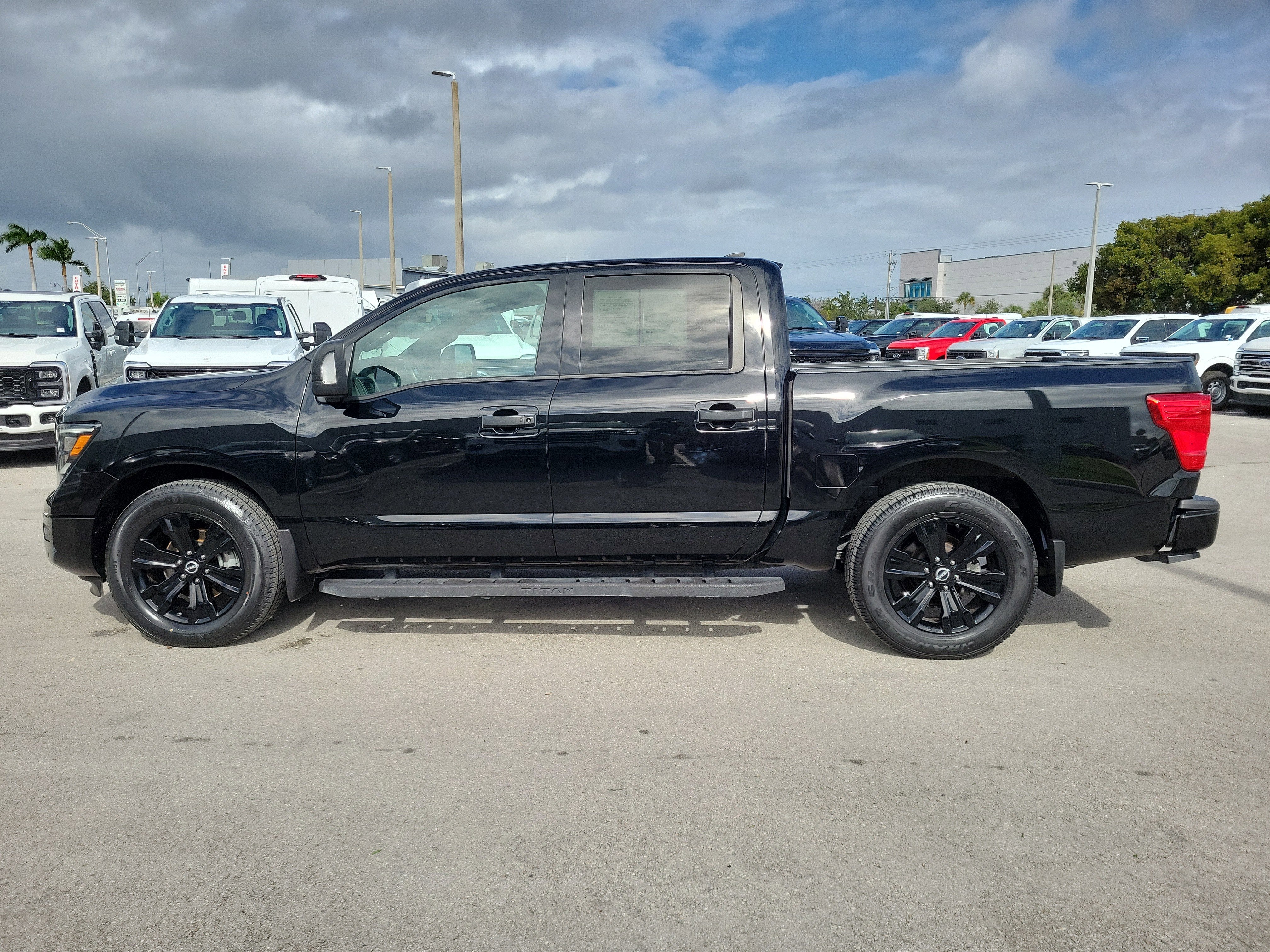 2023 Nissan Titan SV