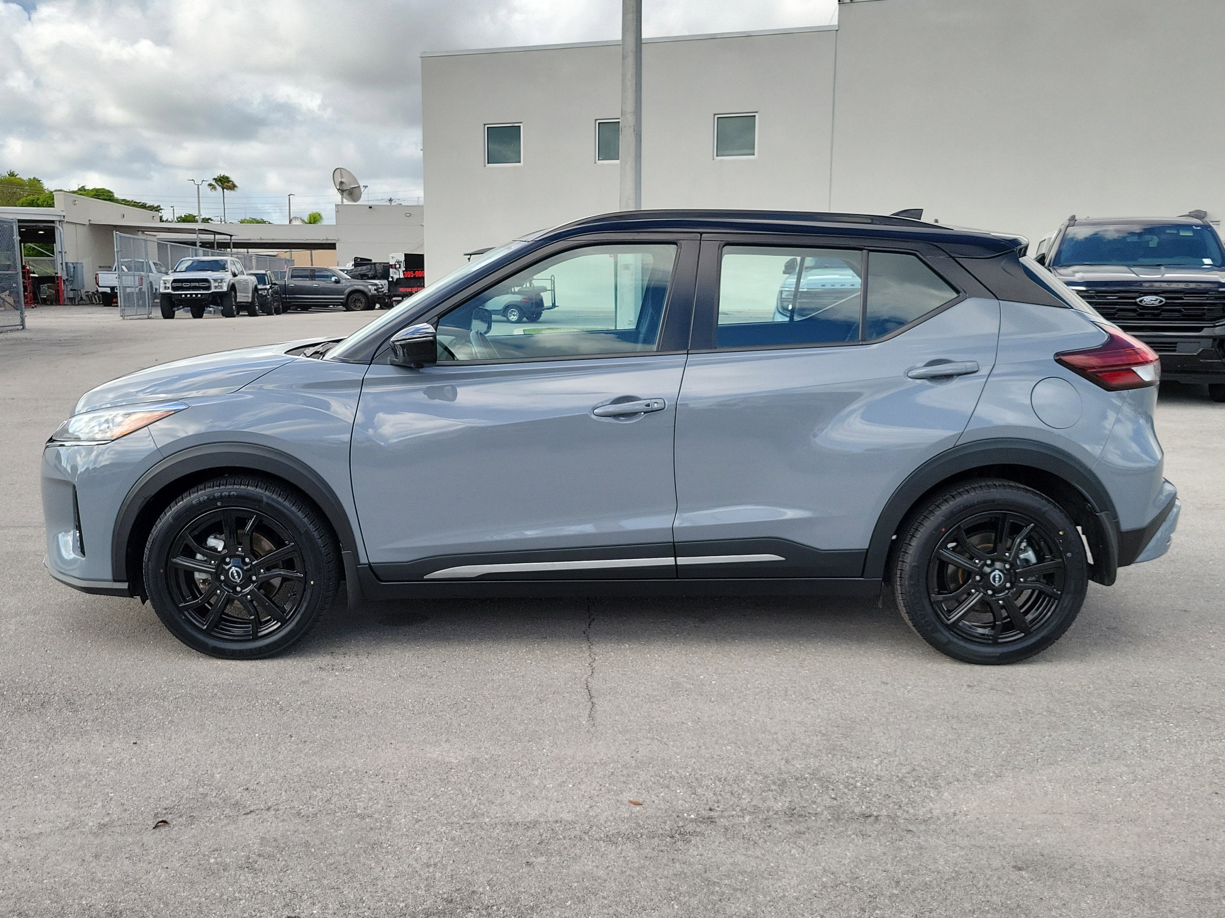 2023 Nissan Kicks SR