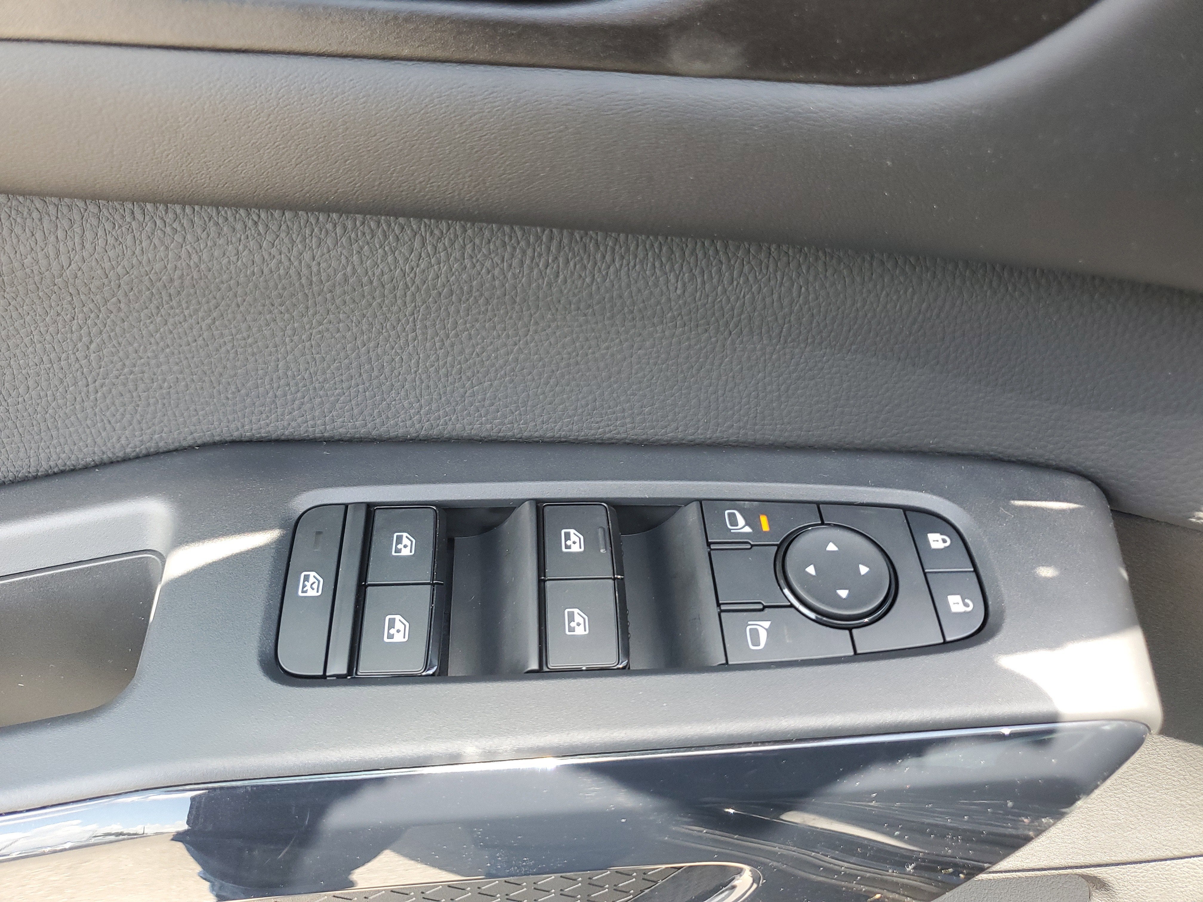 2025 Nissan Pathfinder S