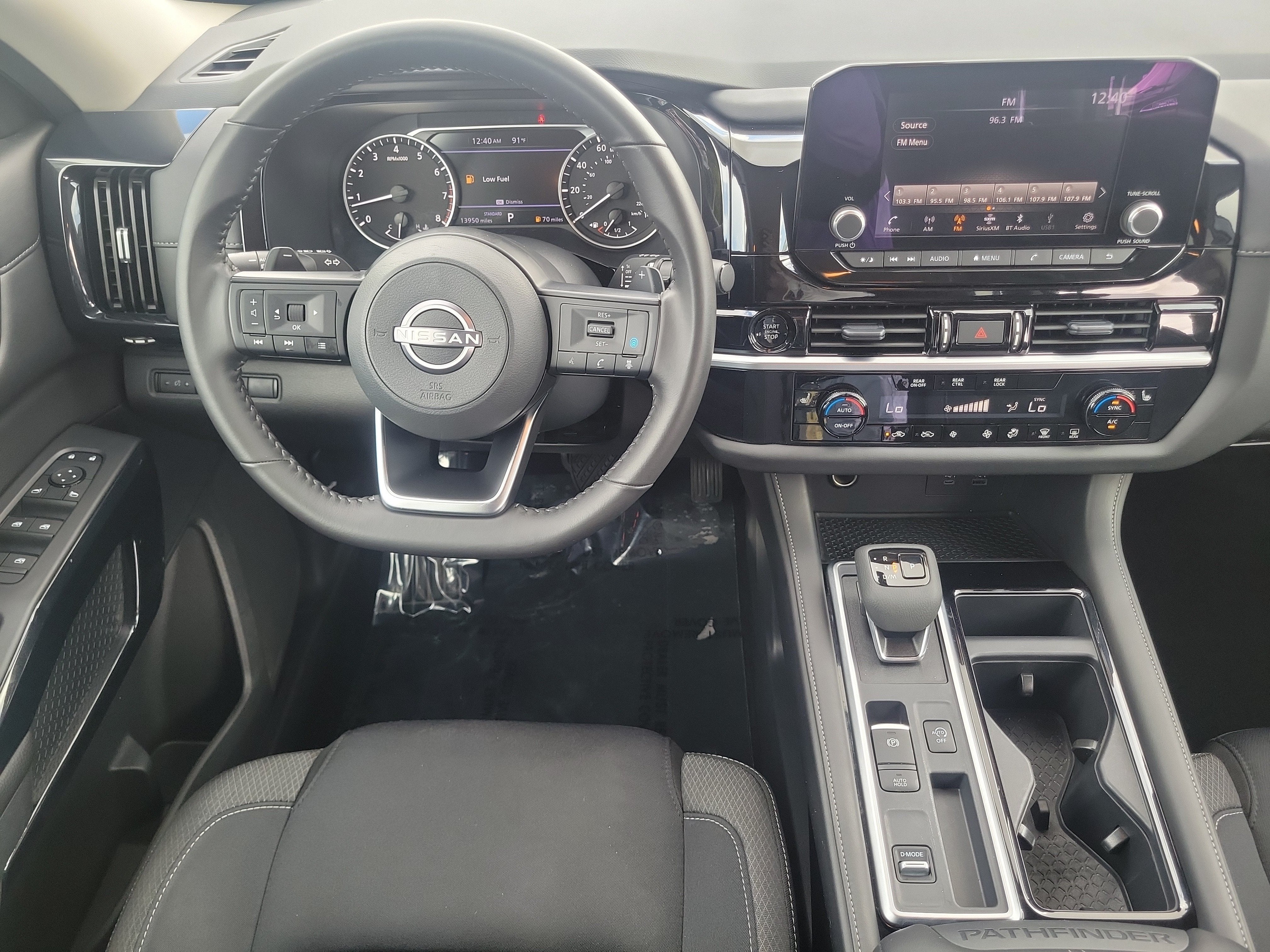 2025 Nissan Pathfinder SV