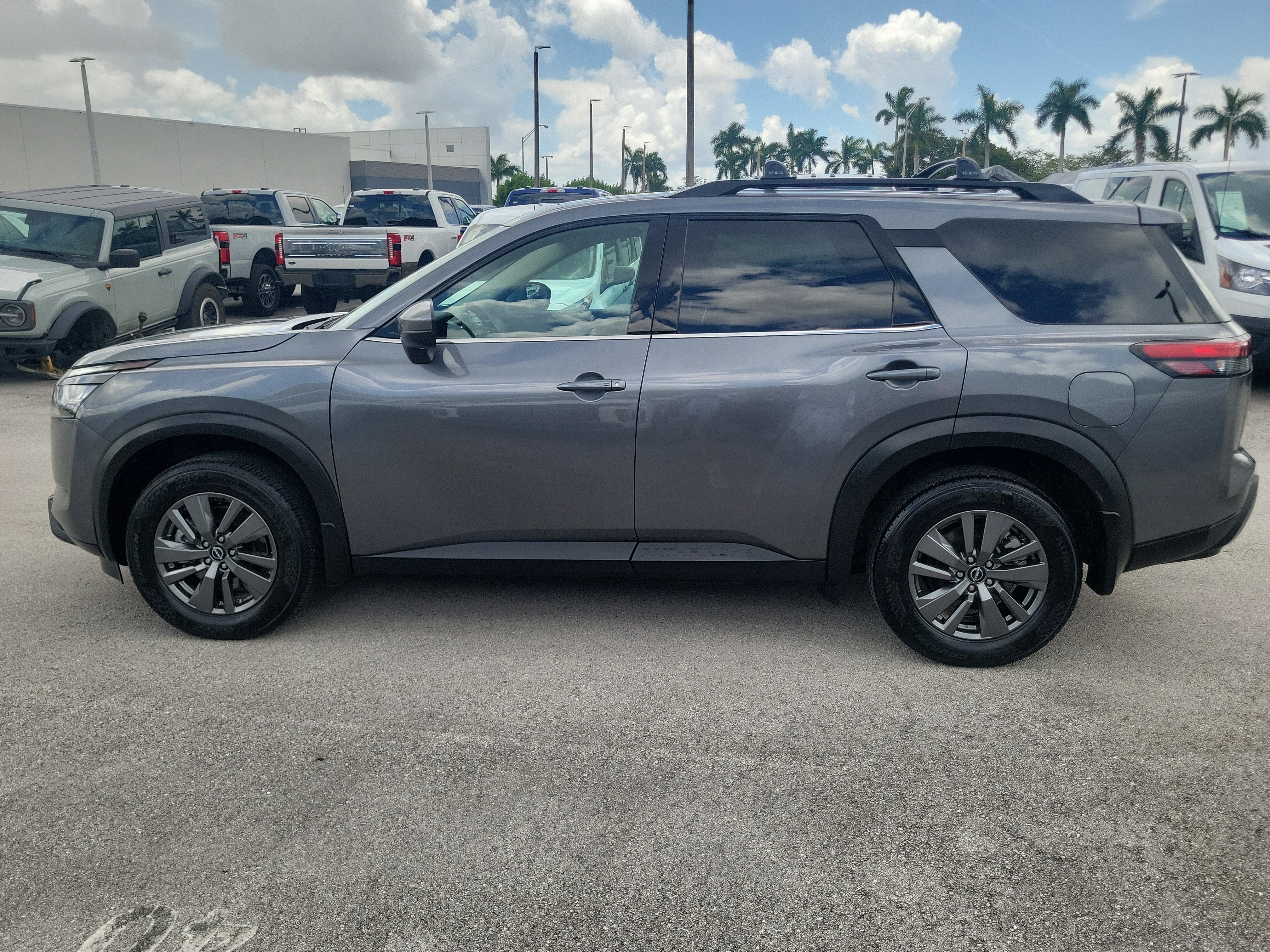 2025 Nissan Pathfinder SV