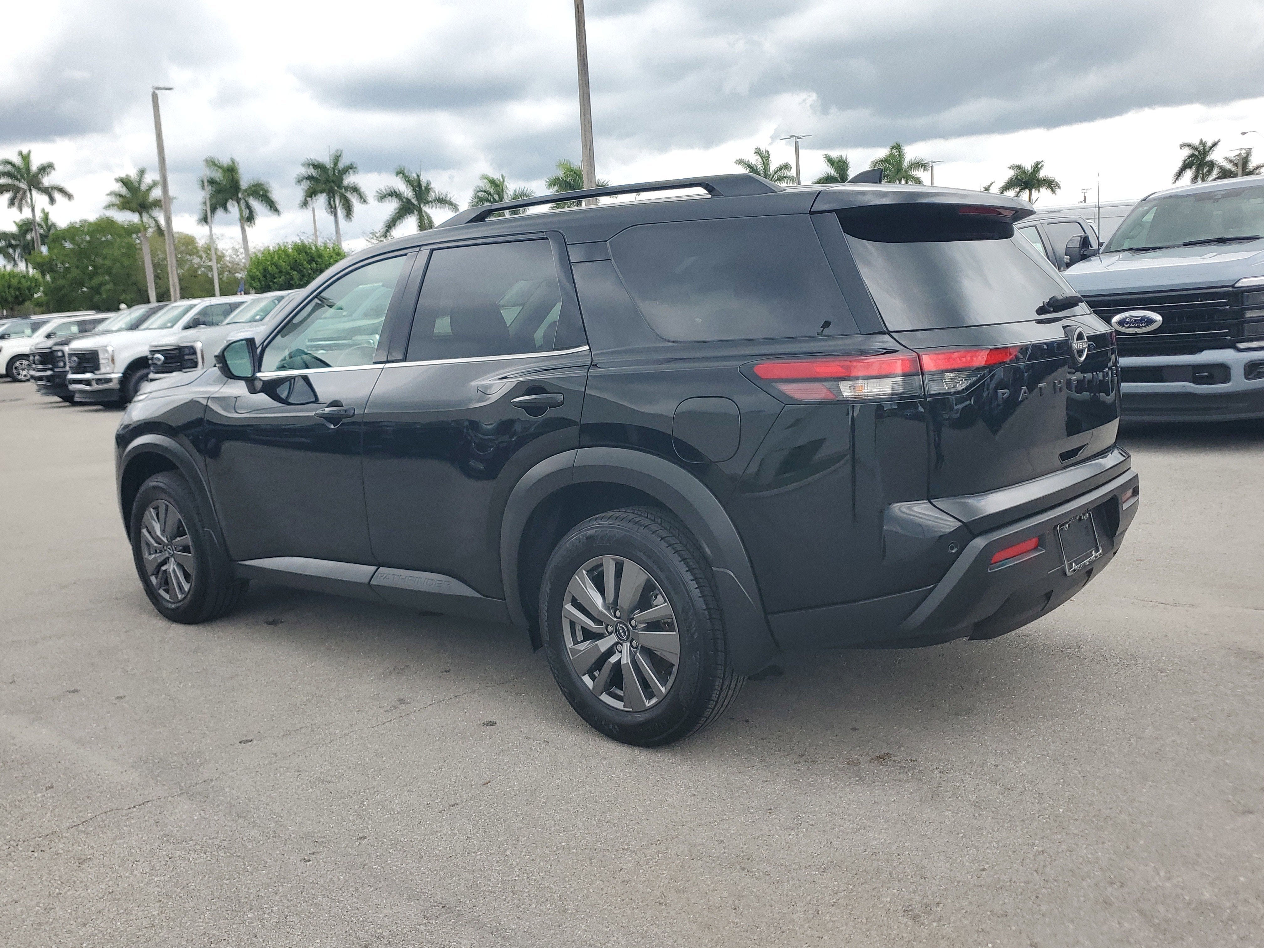 2025 Nissan Pathfinder SV