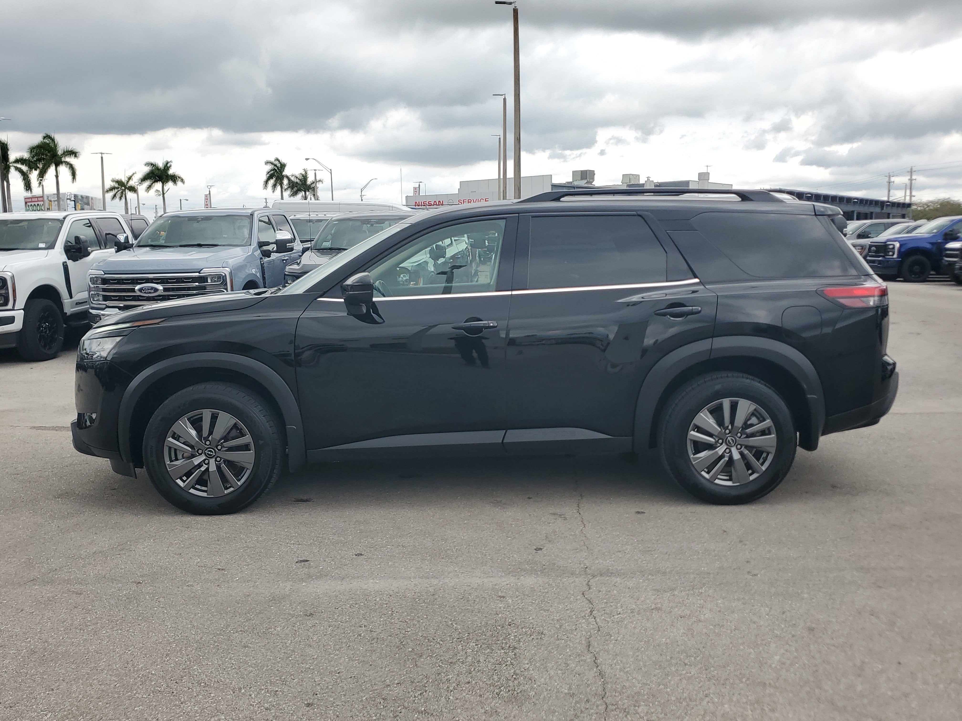 2025 Nissan Pathfinder SV
