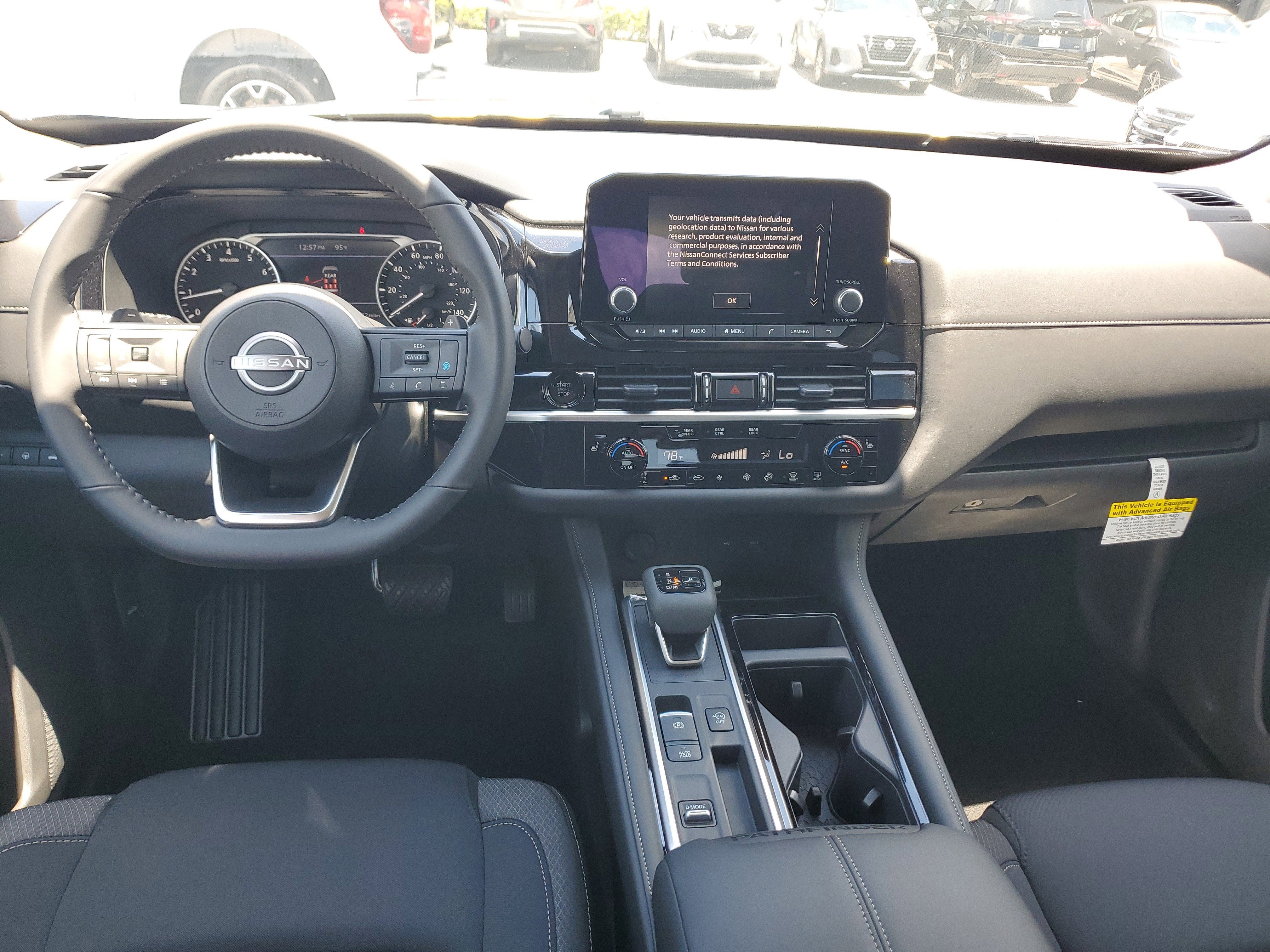 2025 Nissan Pathfinder SV