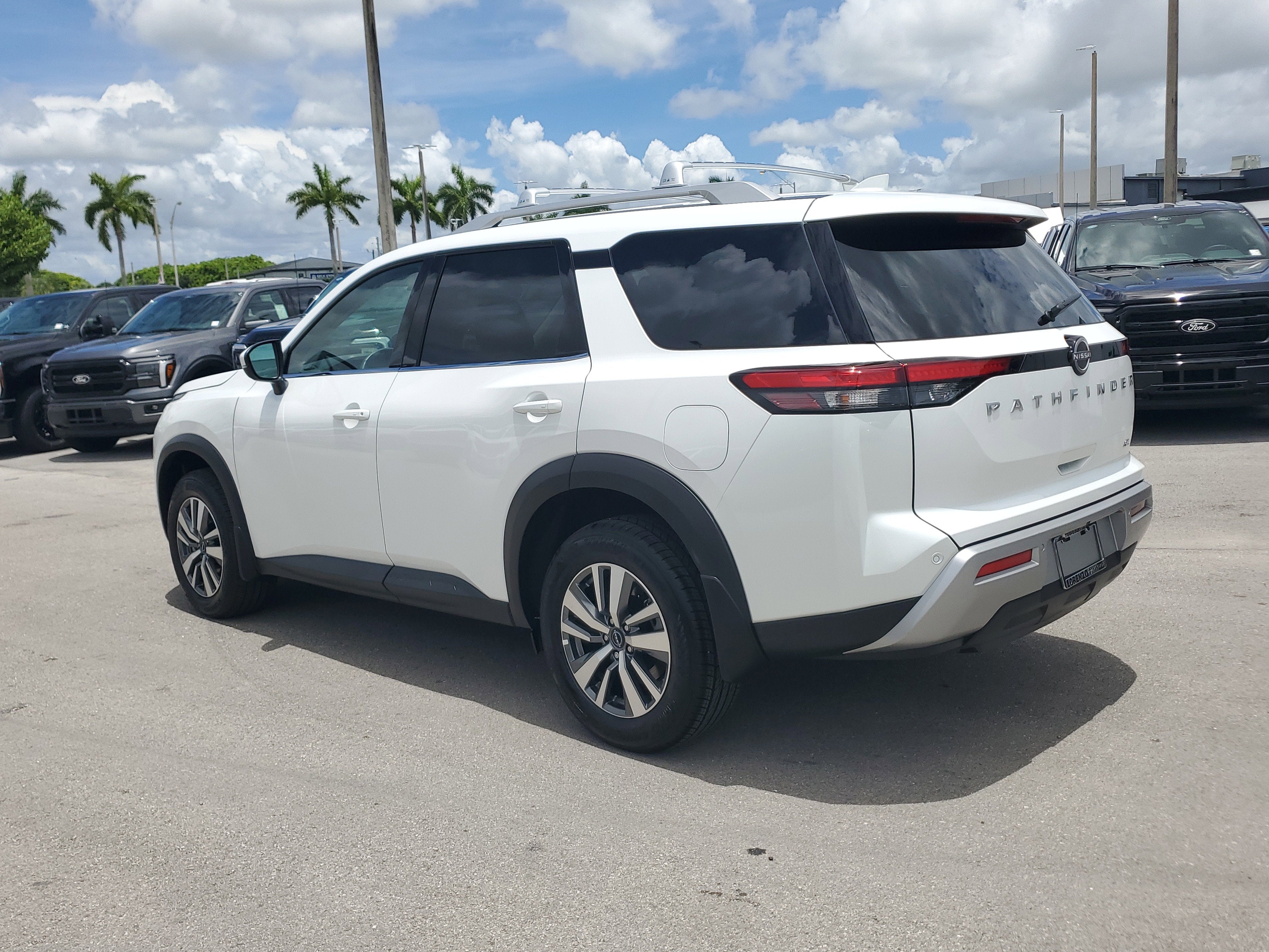 2025 Nissan Pathfinder SL