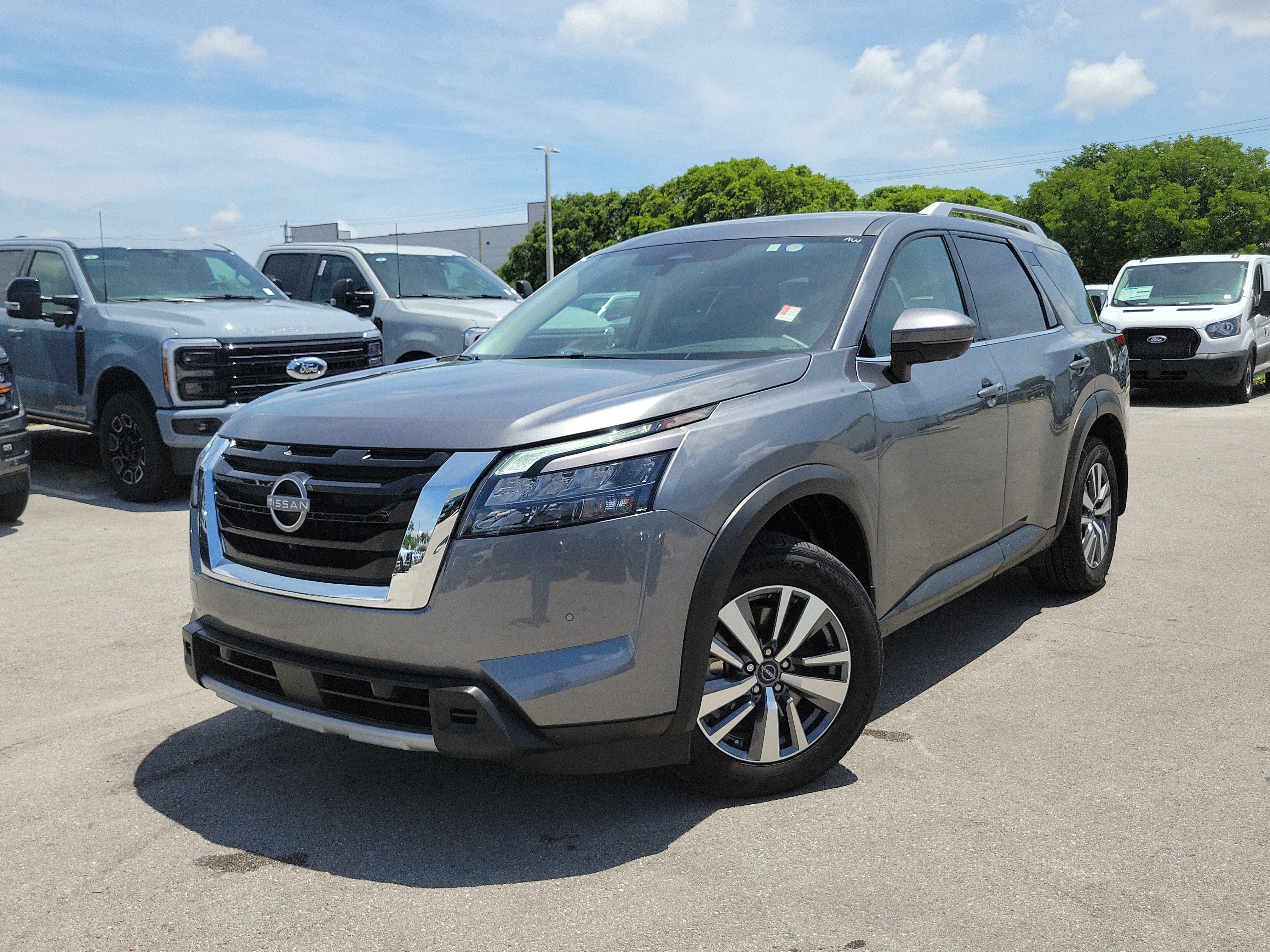 2025 Nissan Pathfinder SL