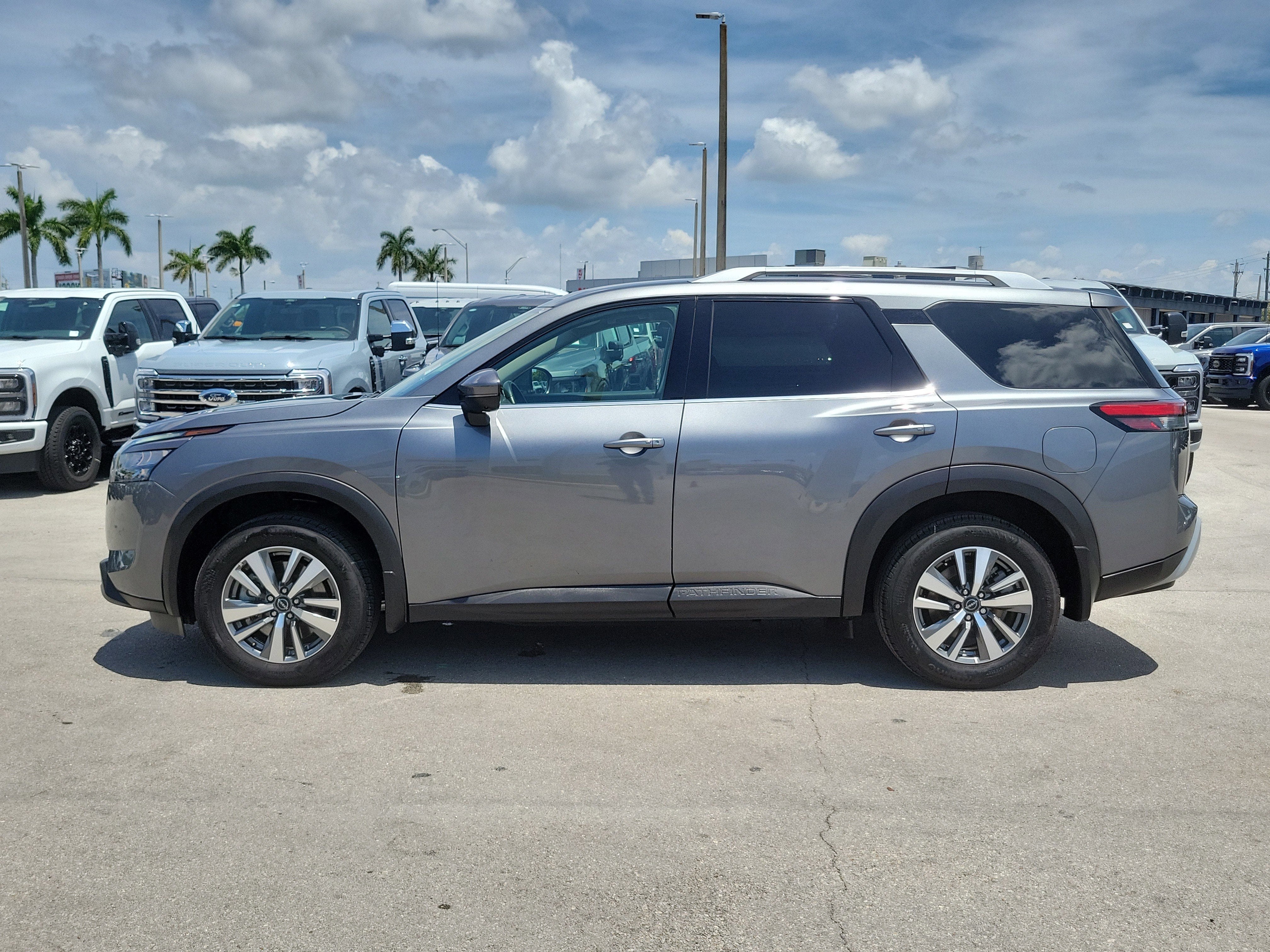 2025 Nissan Pathfinder SL
