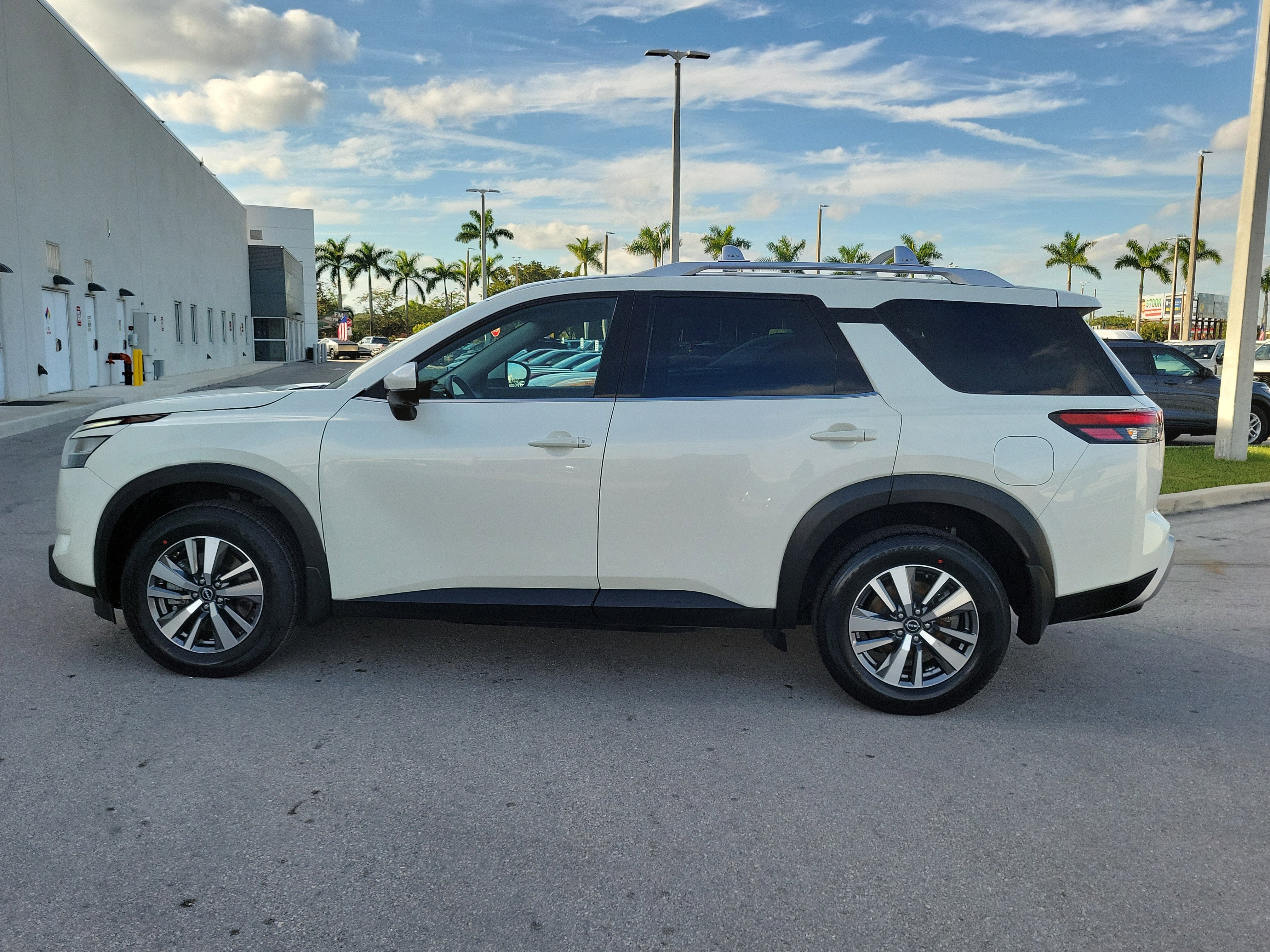 2024 Nissan Pathfinder SL