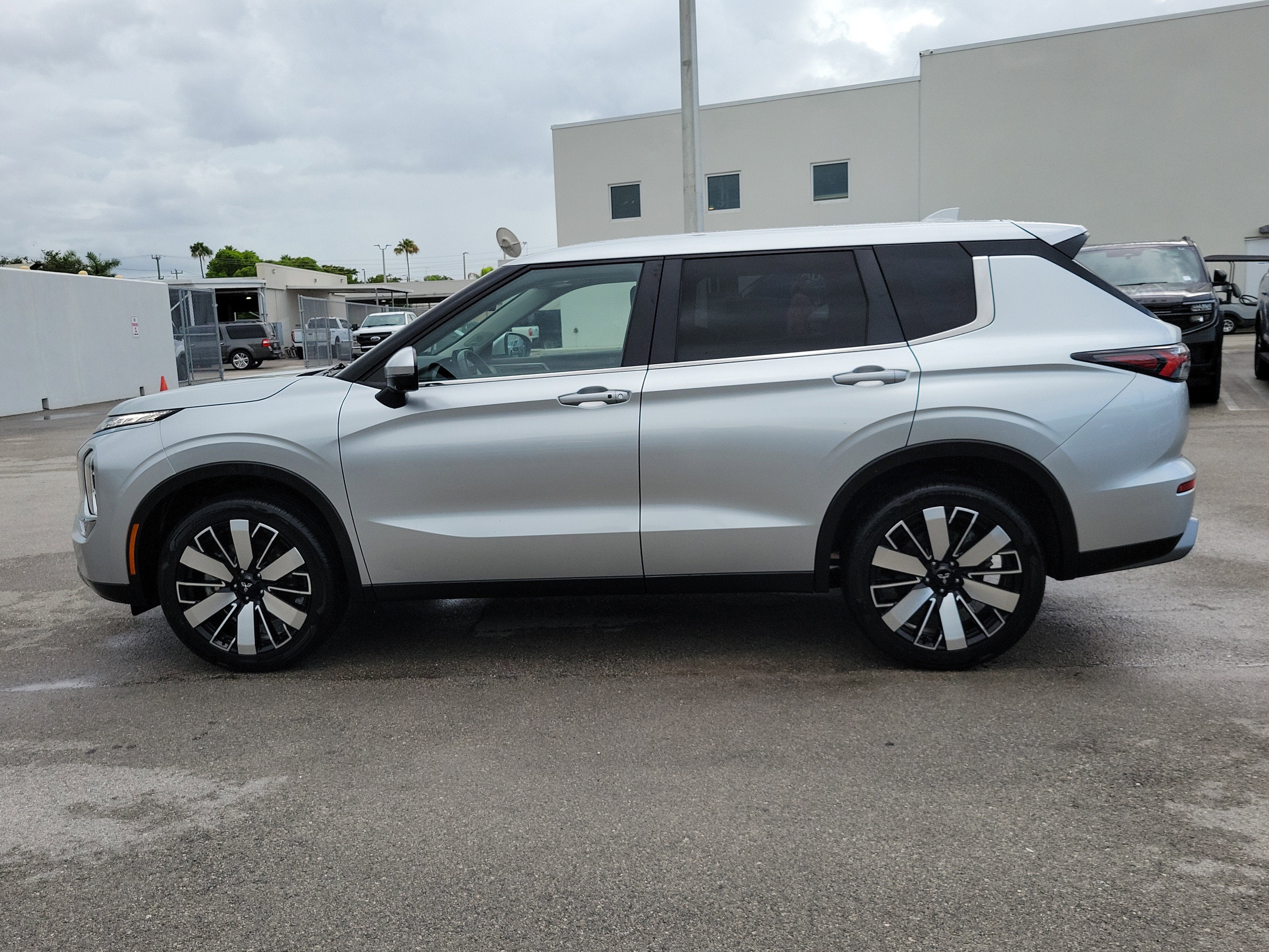 2025 Mitsubishi Outlander SE