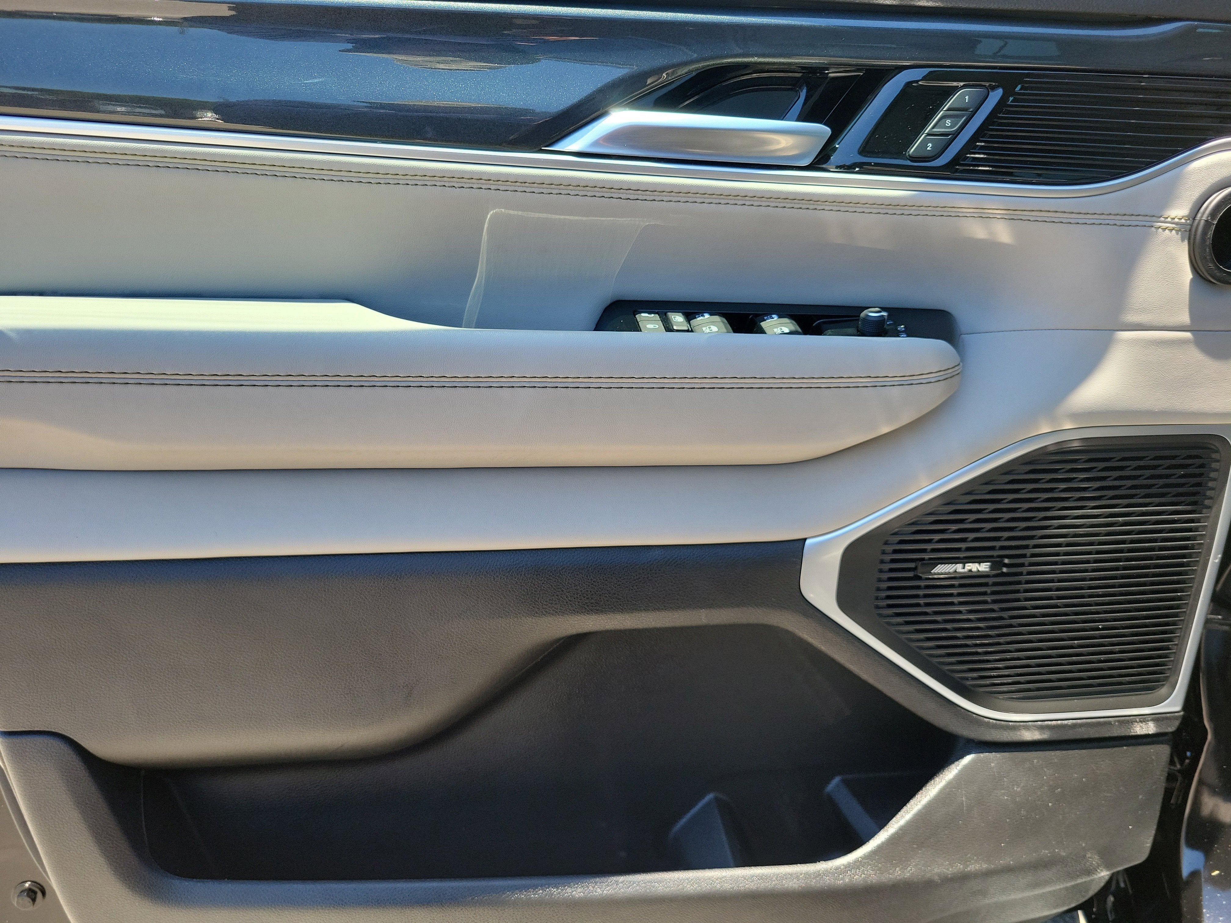 2023 Jeep Wagoneer Base