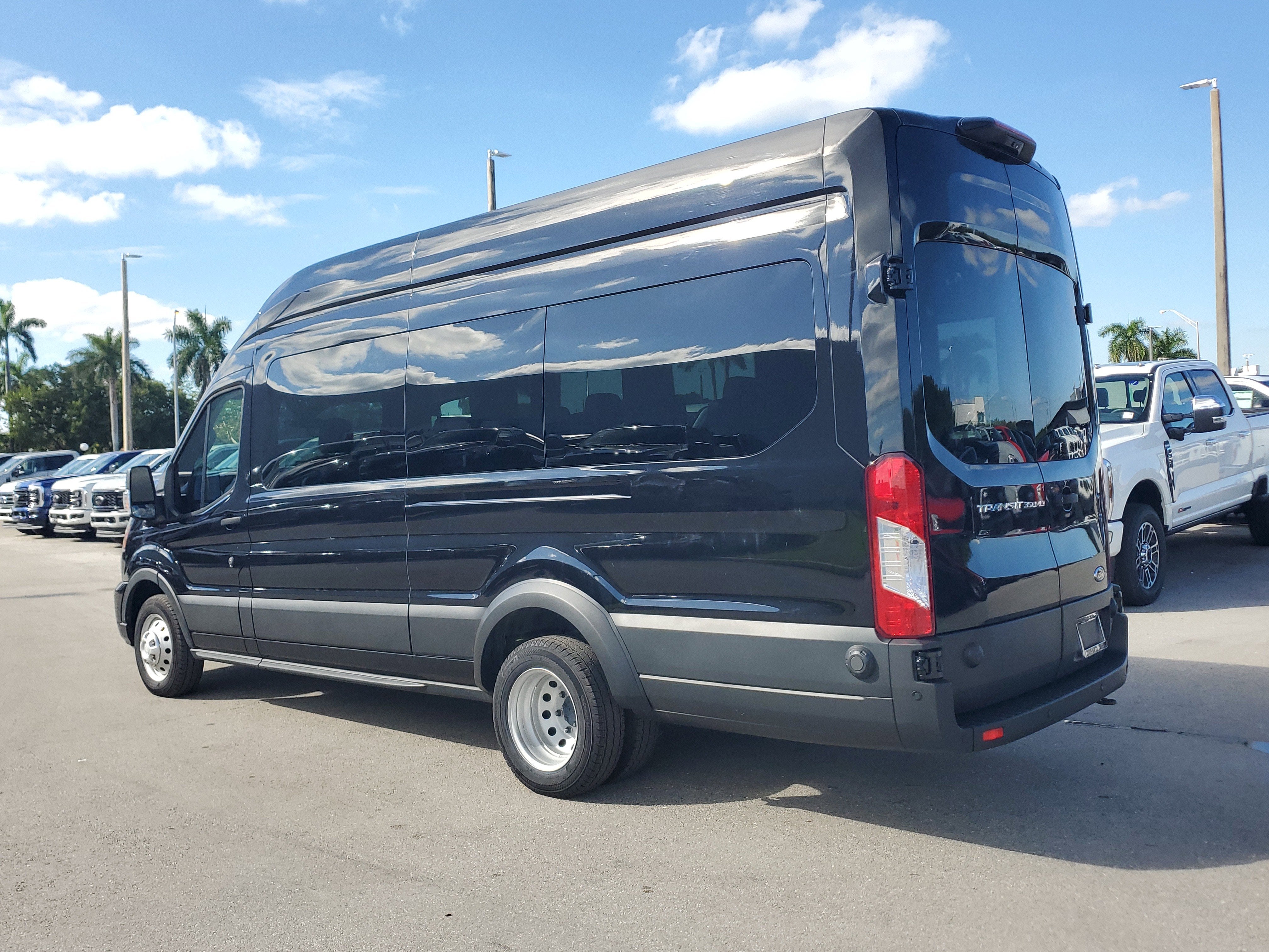 2024 Ford Transit Passenger Wagon XLT