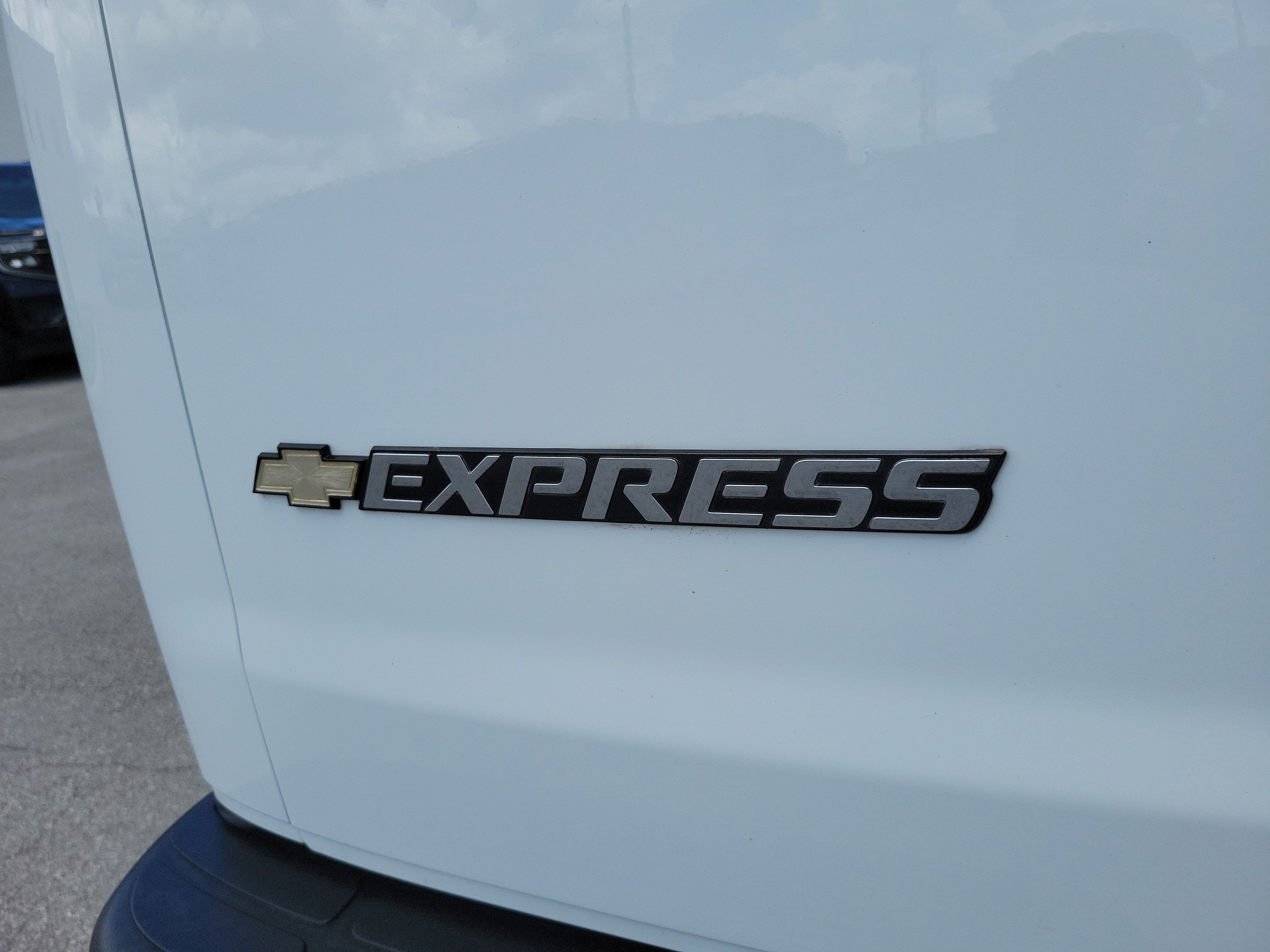 2023 Chevrolet Express Passenger LT