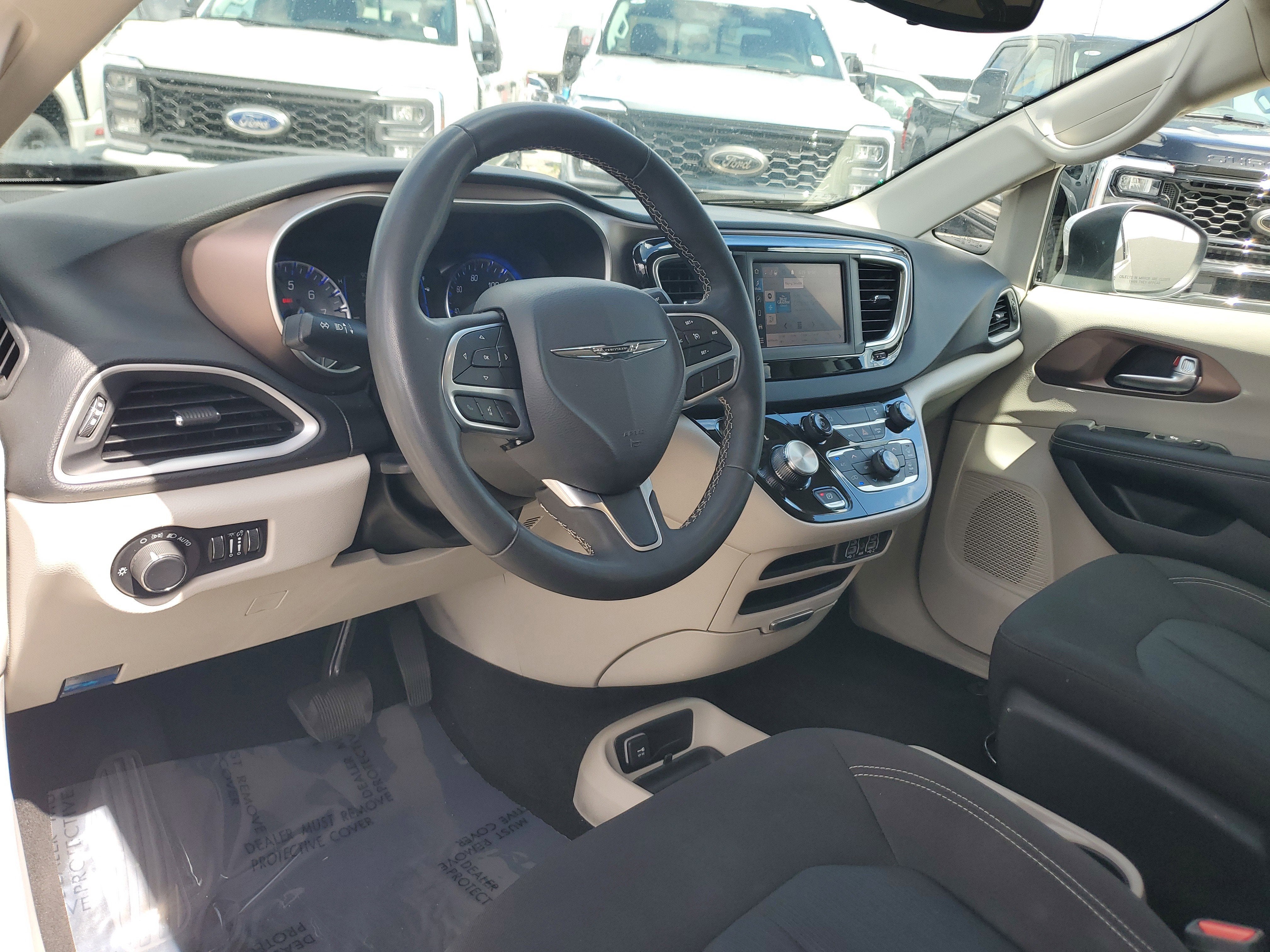 2023 Chrysler Voyager LX