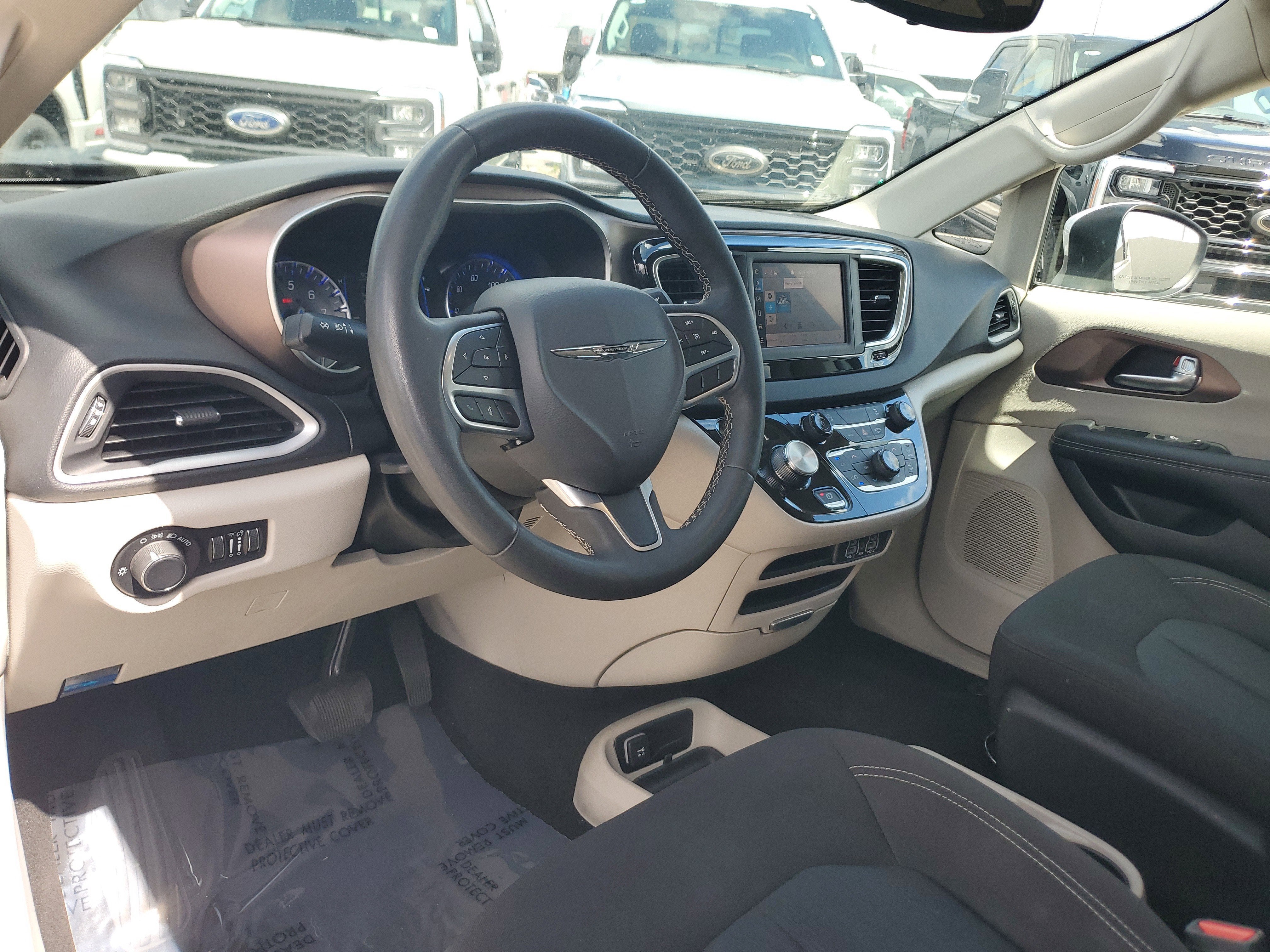 2023 Chrysler Voyager LX