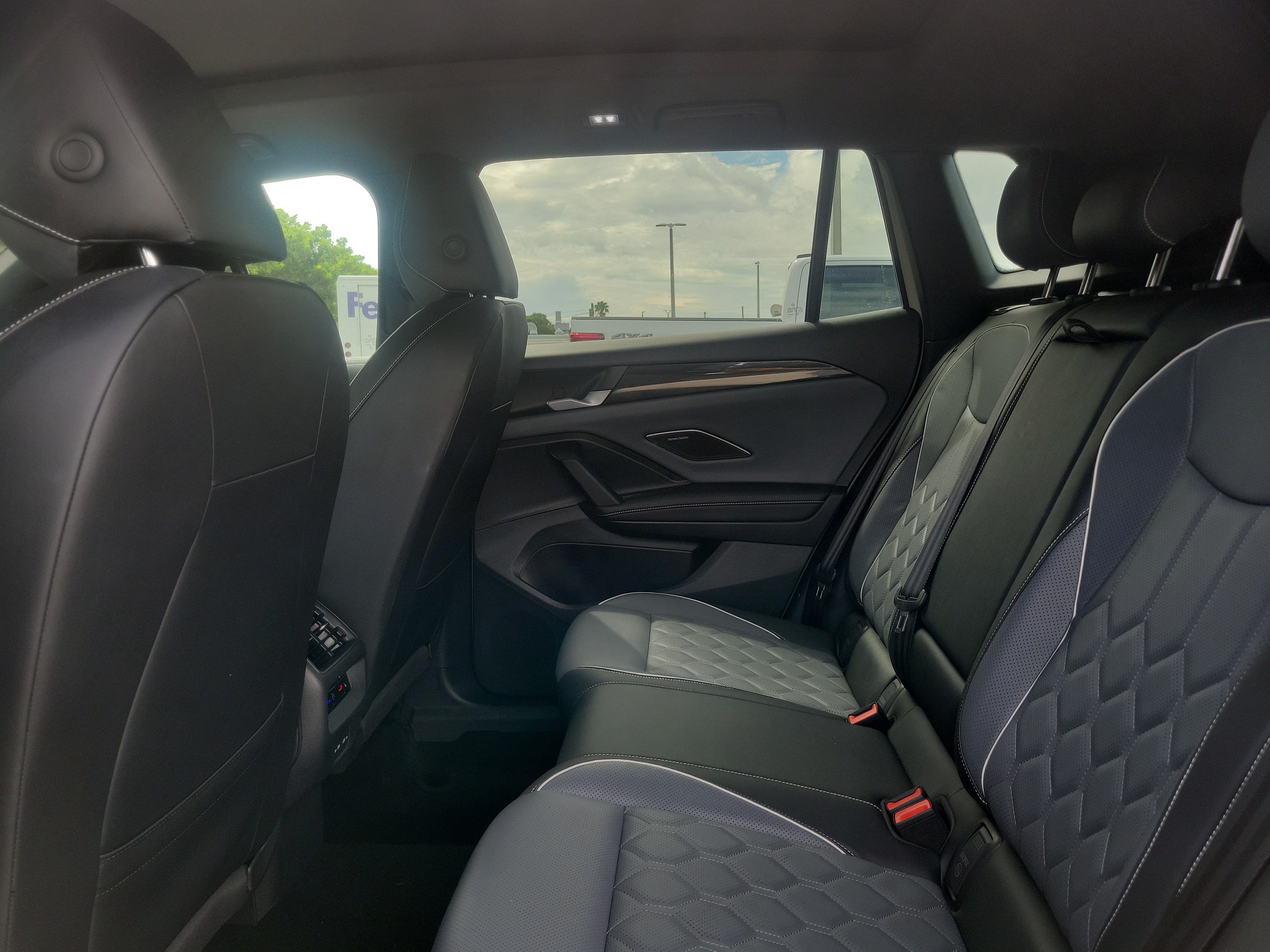 2025 Volkswagen Tiguan SEL R-Line