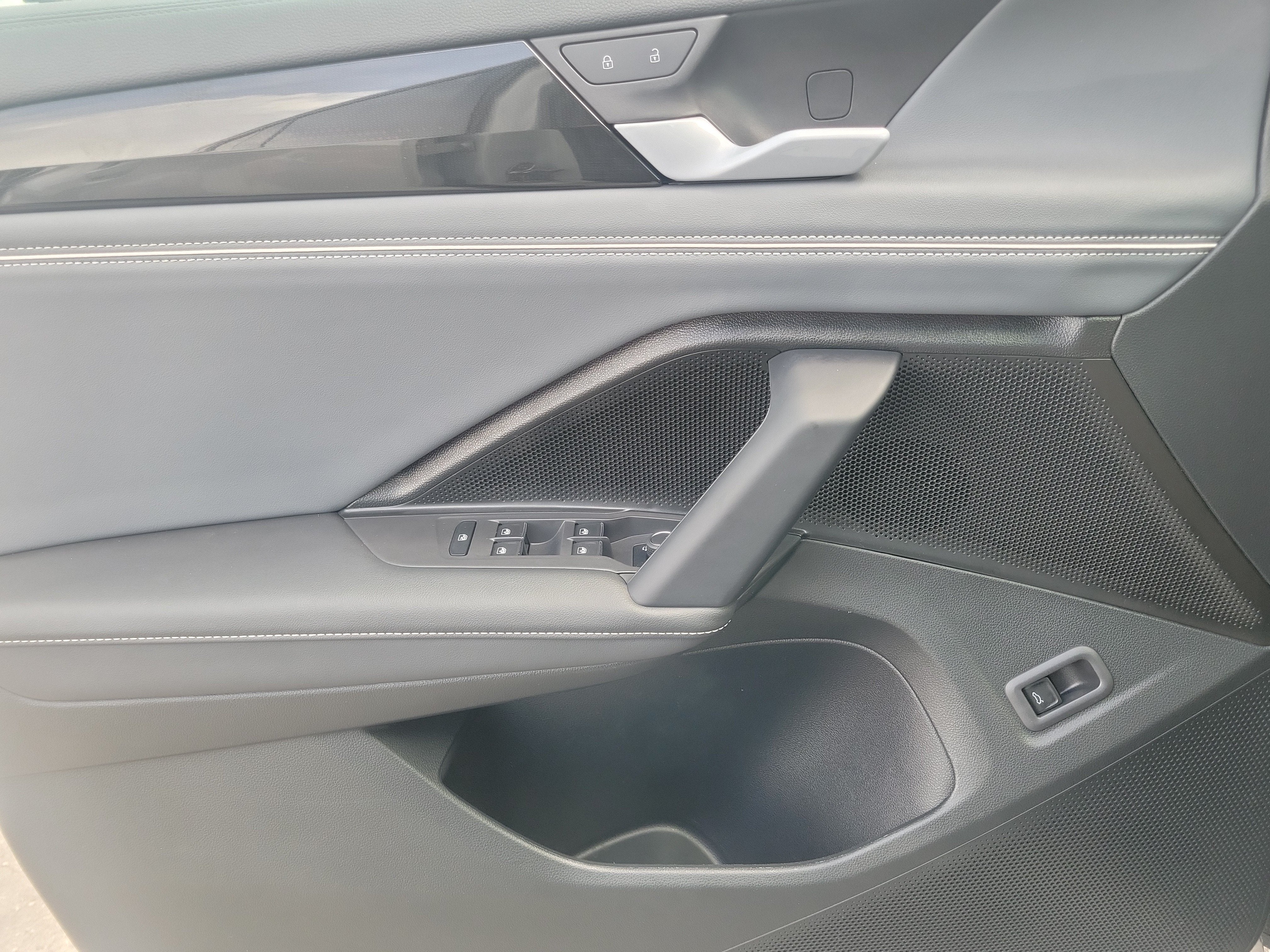 2025 Volkswagen Tiguan SEL R-Line