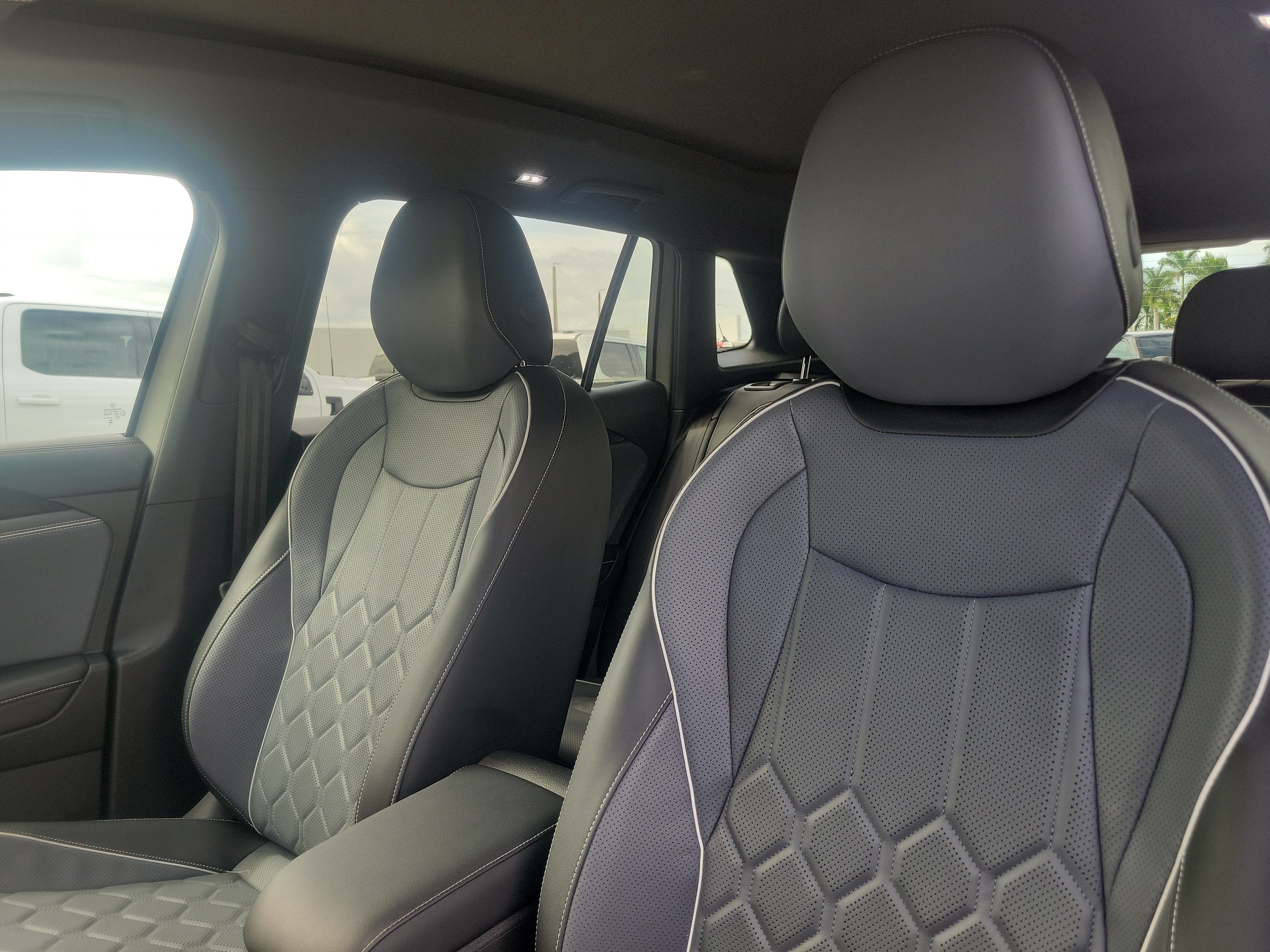 2025 Volkswagen Tiguan SEL R-Line